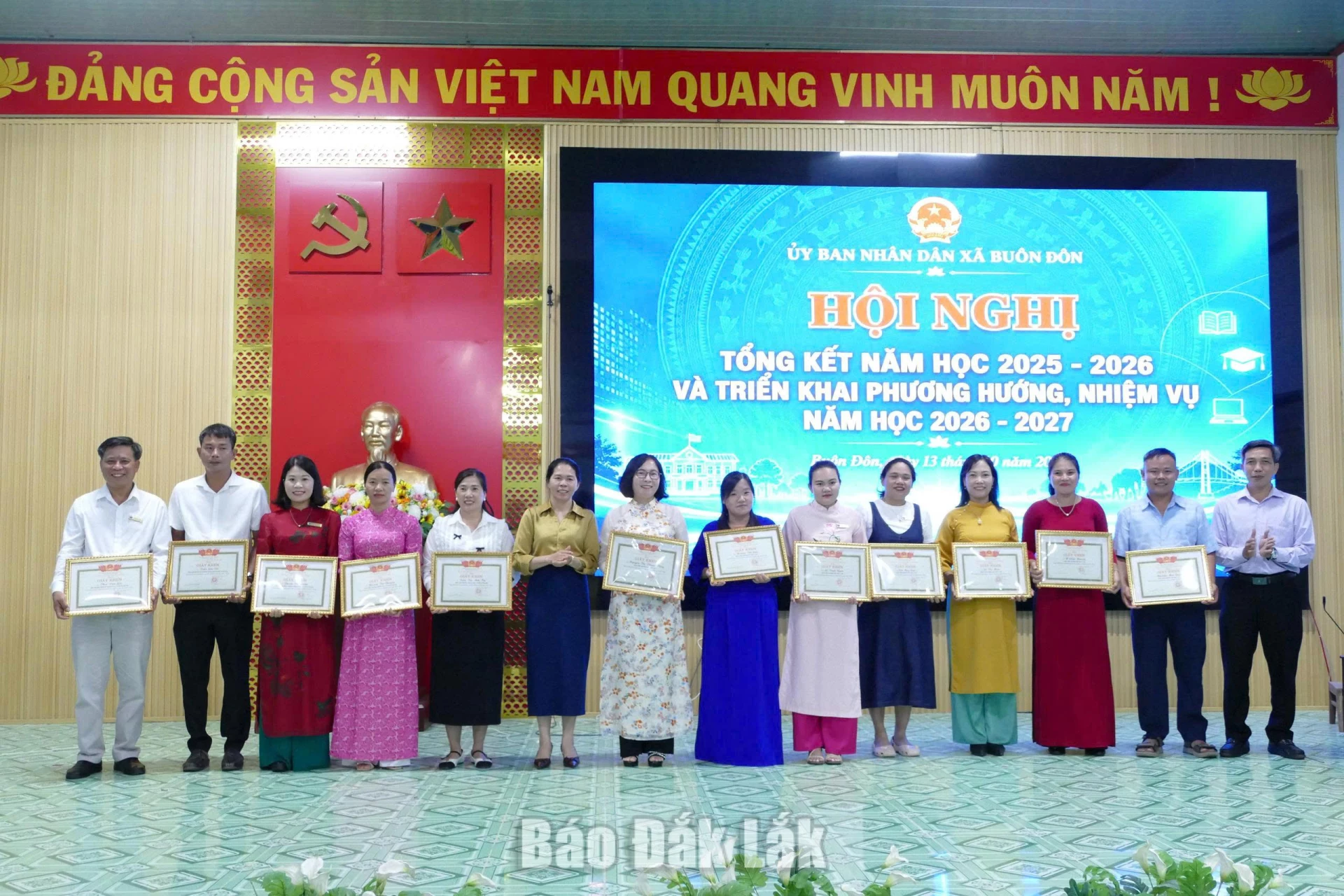 Buôn Đôn đẩy mạnh chuyển đổi số, nâng chất giáo dục 3 Lãnh đạo xã trao giấy khen cho các cá nhân.
