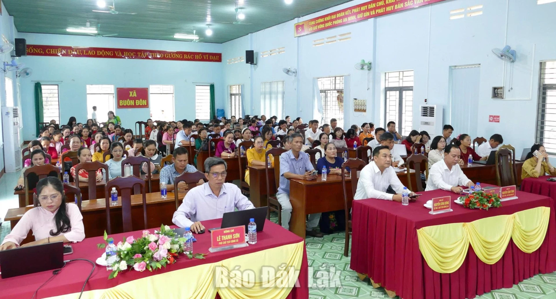 Buôn Đôn đẩy mạnh chuyển đổi số, nâng chất giáo dục 1 Các đại biểu tham dự hội nghị.