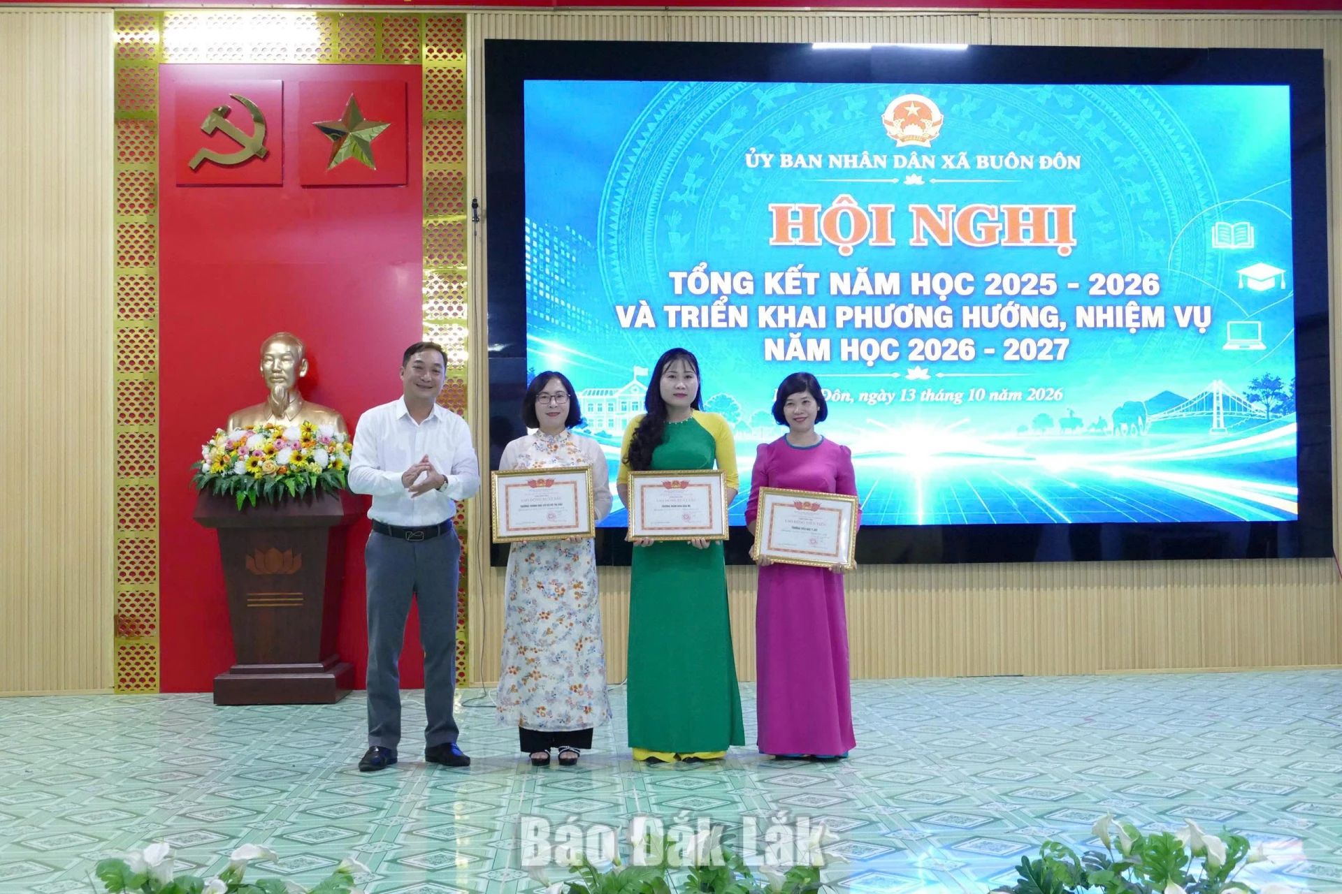 Buôn Đôn đẩy mạnh chuyển đổi số, nâng chất giáo dục 2 Đồng chí Nguyễn Công Dũng, Bí thư Đảng ủy, Chủ tịch HĐND xã trao giấy khen cho các tập thể.