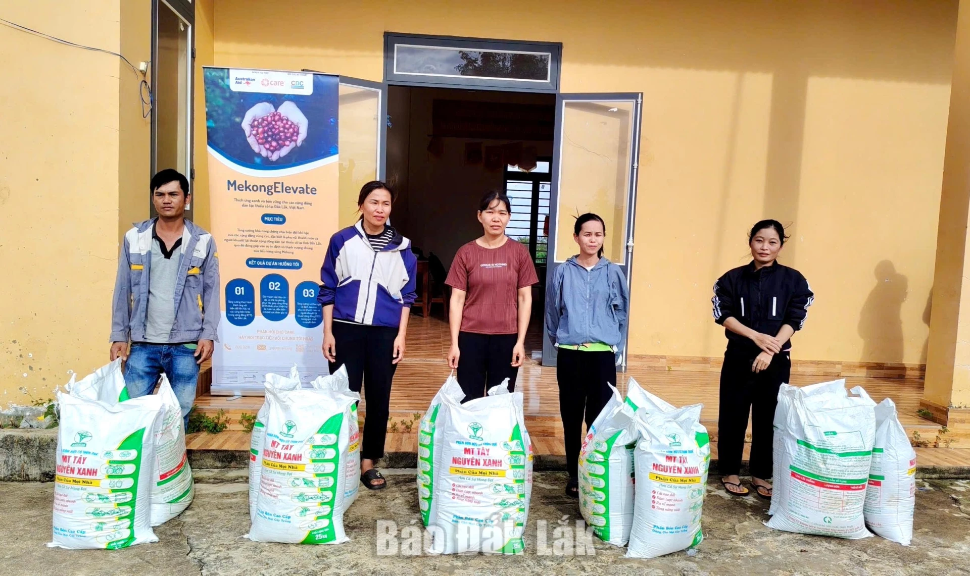 Người dân nhận phân bón được hỗ trợ