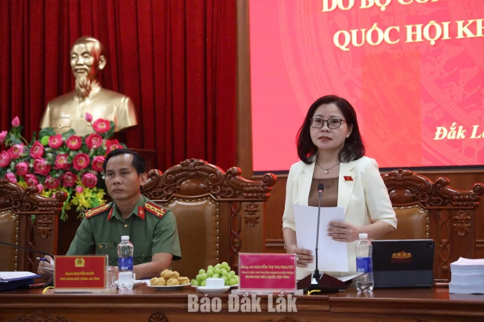 Lấy ý kiến góp ý đối với 7 dự án luật do Bộ Công an chủ trì soạn thảo 2 Đồng chí Nguyễn Thị Thu Nguyệt, Phó Trưởng đoàn chuyên trách Đoàn ĐBQH tỉnh phát biểu.