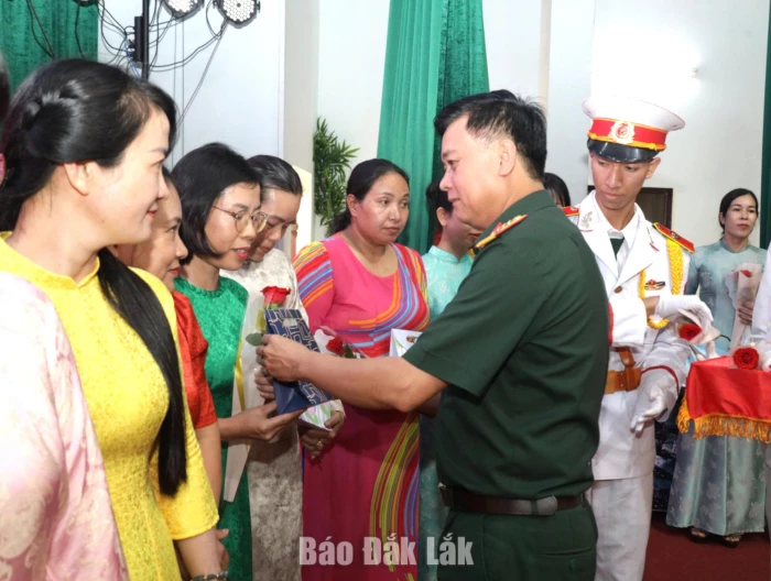 Đại tá Võ Văn Tuấn, Chính ủy Bộ Chỉ huy Quân sự tỉnh trao quà 