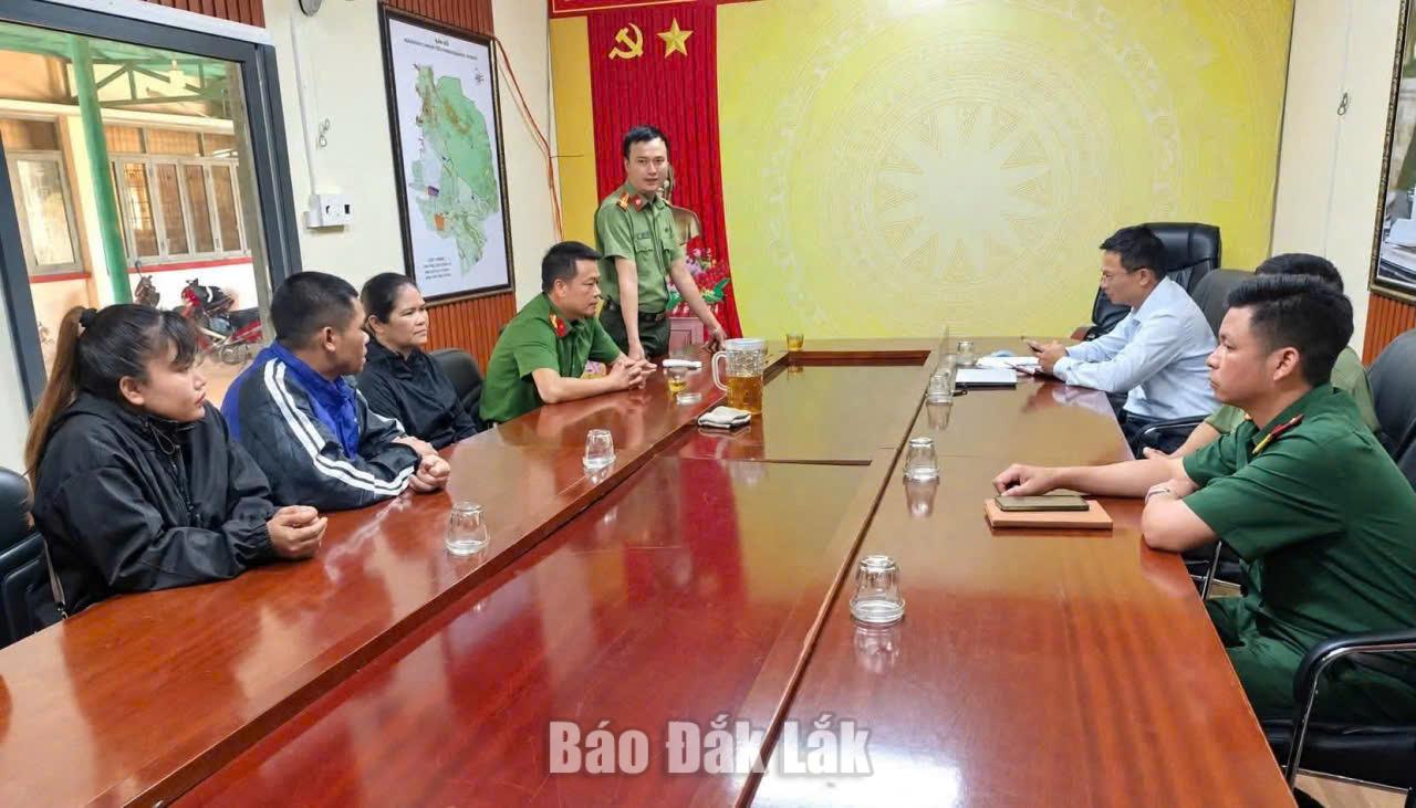 Chính quyền xã Ea D rông tiếp nhận công dân trở về từ Thái Lan