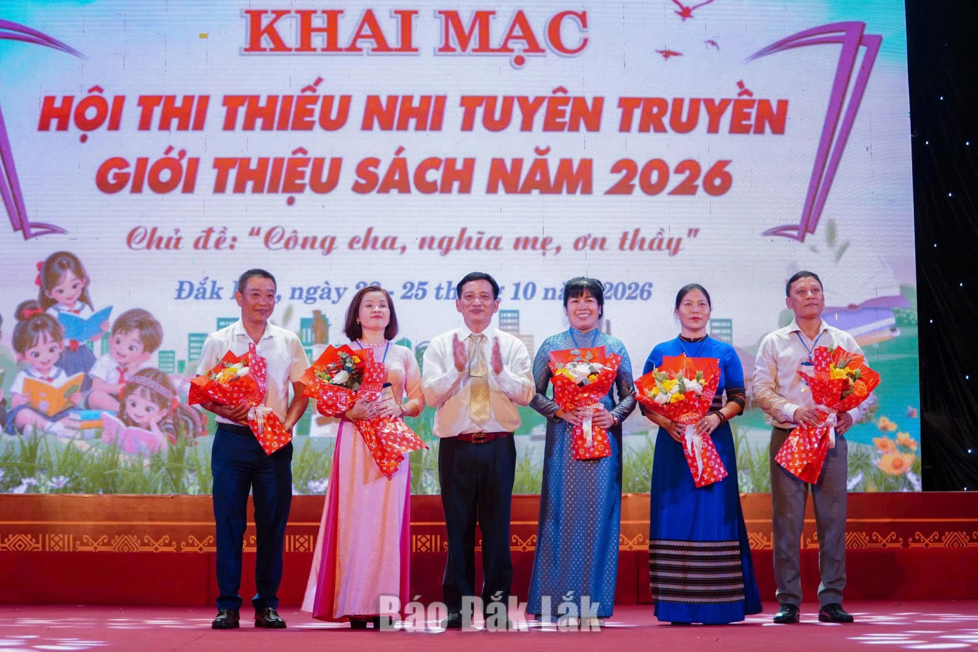 Ban Tổ chức tặng hoa cho ban giám khảo hội thi.