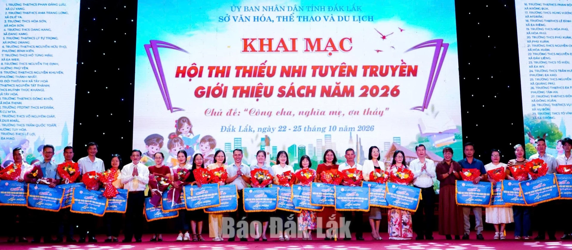 Các đại biểu tặng hoa và cơ lưu niệm cho các đội tham gia hội thi.