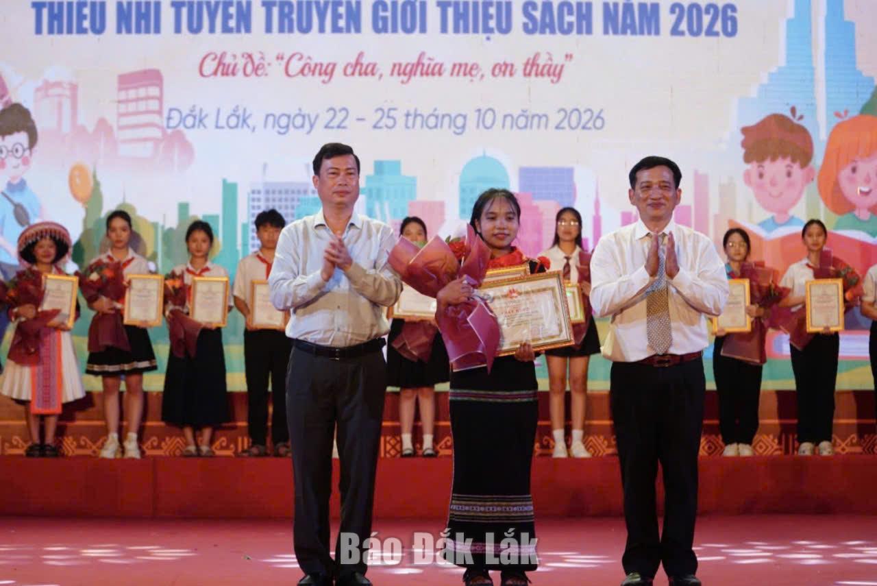 Bế mạc Hội thi thiếu nhi tuyên truyền, giới thiệu sách năm 2026 2 Lãnh đạo Sở Văn hóa trao giải Nhất cho đội thi