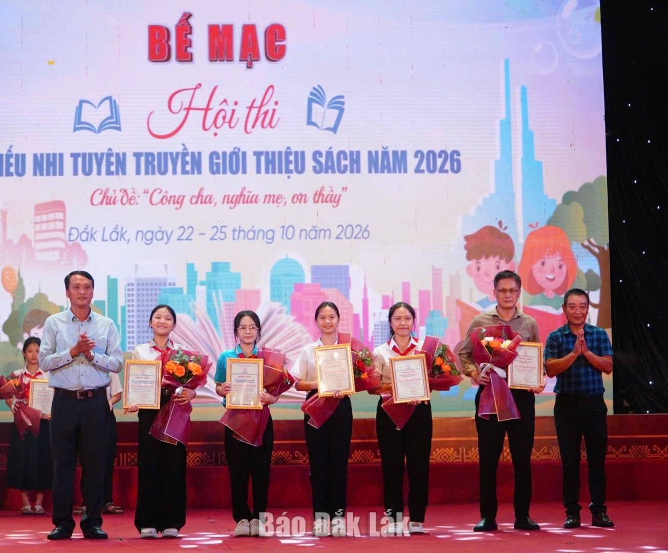 Bế mạc Hội thi thiếu nhi tuyên truyền, giới thiệu sách năm 2026 5 Ban tổ chức trao giải Khuyến khích cho các đội thi.