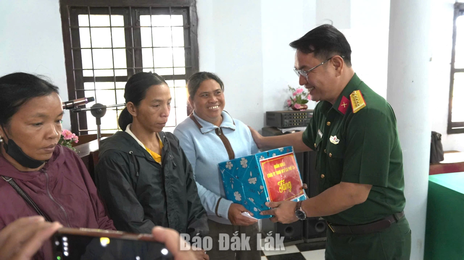 Công ty TNHH MTV Cà phê 15 khám bệnh miễn phí cho khoảng 1.700 người dân 3 Đại tá Lê Trung Thành, Giám đốc Công ty TNHH MTV Cà phê 15 trao quà tặng các hộ khó khăn trên địa bàn đóng quân.