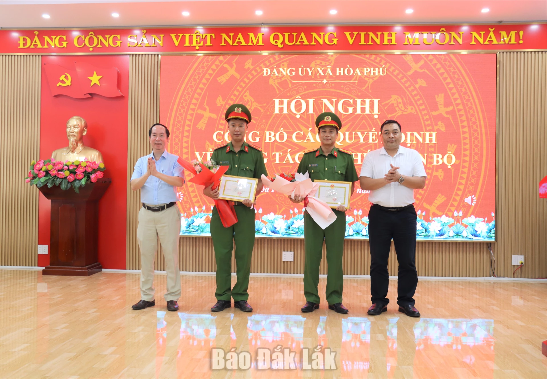 lãnh đạo xã Hòa Phú tặng Giấy khen cho các cá nhân/..