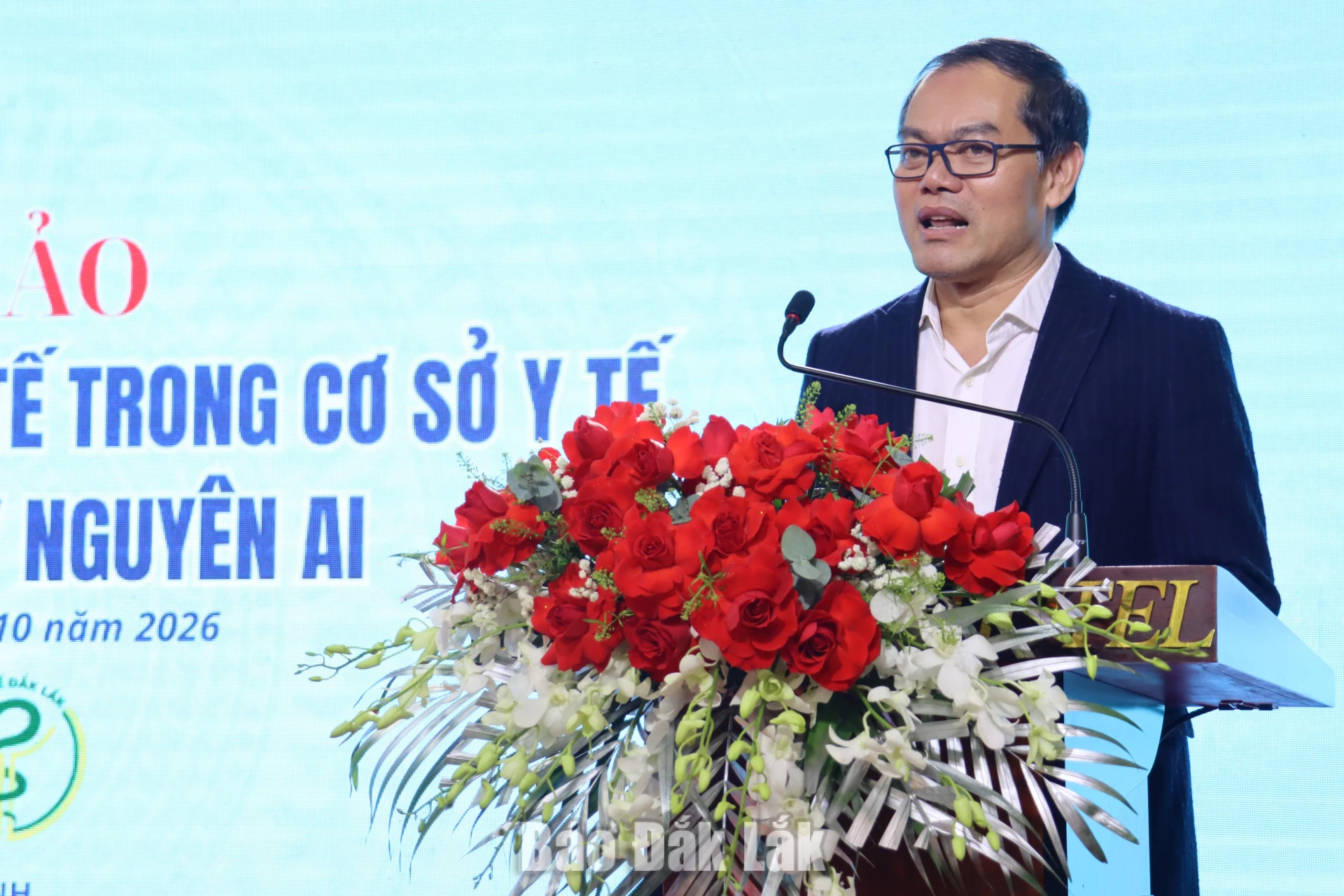 Đổi mới truyền thông trong cơ sở y tế thời đại số và kỷ nguyên AI 2 Phó Giám đốc Sở Y tế Nguyễn Hữu Vũ Quang phát biểu tại hội thảo.