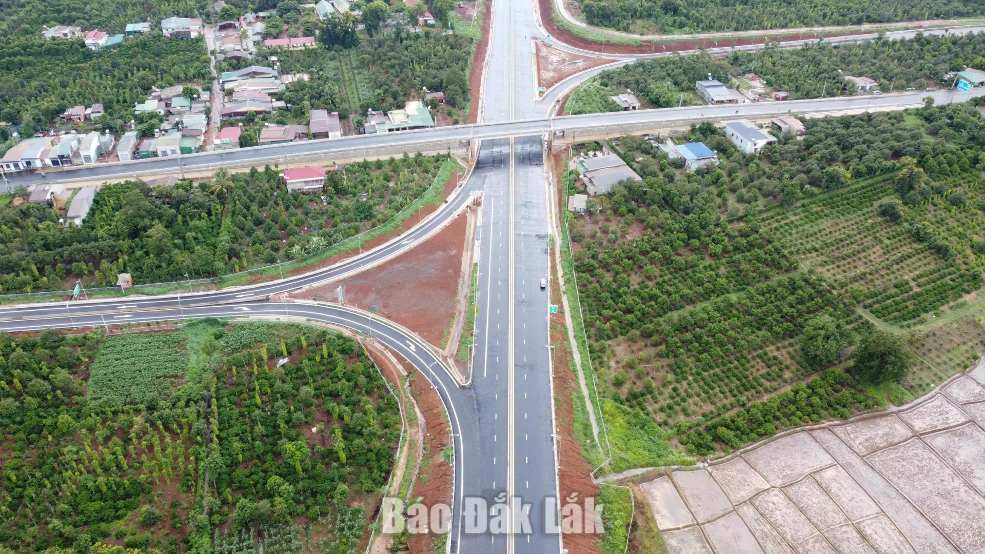 Phát triển đô thị bền vững; kết nối đồng bộ về cơ sở hạ tầng giao thông vận
tải,Xây dựng Buôn Ma Thuột là trung tâm tiểu vùng trung tâm thuộc vùng duyên
hải Nam Trung bộ và Tây Nguyên; trung tâm tổng hợp và chuyên ngành cấp vùng
và cấp tỉnh; đầu mối liên kết vùng giữa Tây Nguyên với duyên hải Nam Trung Bộ;