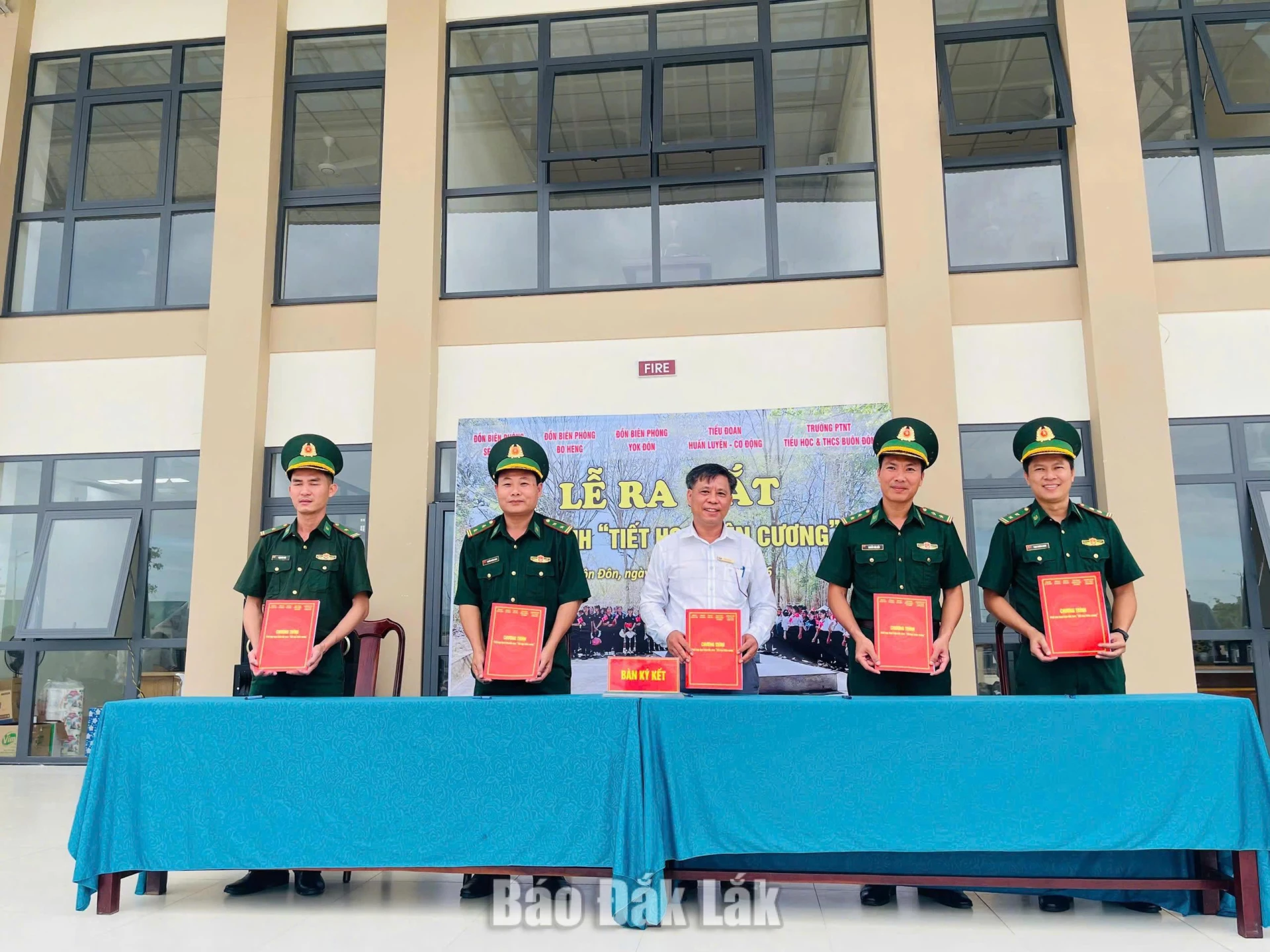 Ra mắt mô hình “Tiết học biên cương” tại xã Buôn Đôn 1 Các đơn vị và trường học ký kết