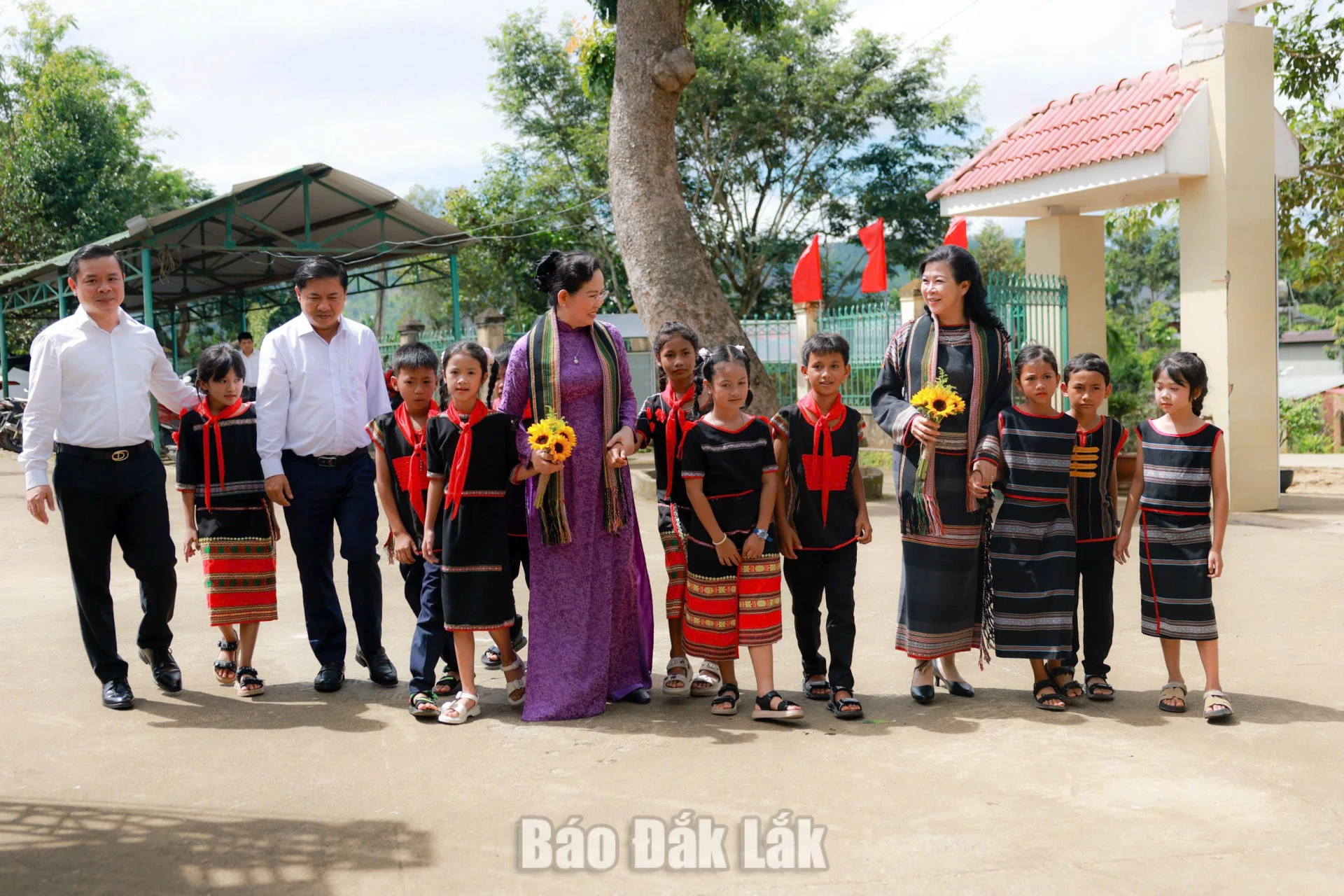 “Bữa ăn dinh dưỡng học đường” đến với học sinh vùng khó 1 Các em thiếu nhi Trường Tiểu học và THCS Y Ngông Niê Kdăm (xã Đắk Phơi) đón đoàn công tác của Trung ương Hội LHPN Việt Nam và lãnh đạo tỉnh Đắk Lắk.