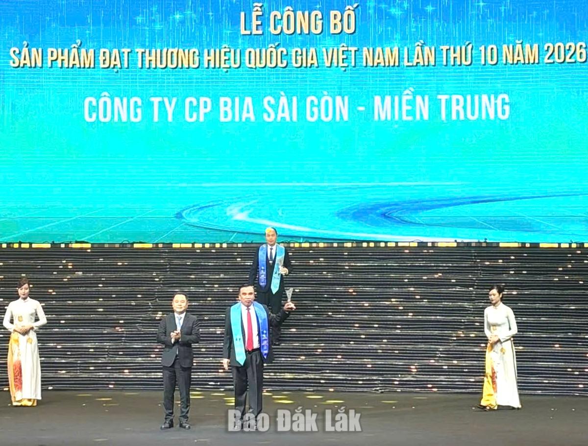 Công ty Cổ phần Bia Sài Gòn - Miền Trung có một sản phẩm đạt Thương hiệu quốc gia Việt Nam năm 2026 1 Ông Võ Thành Điền - Phó Tổng giám đốc lên nhận Cúp