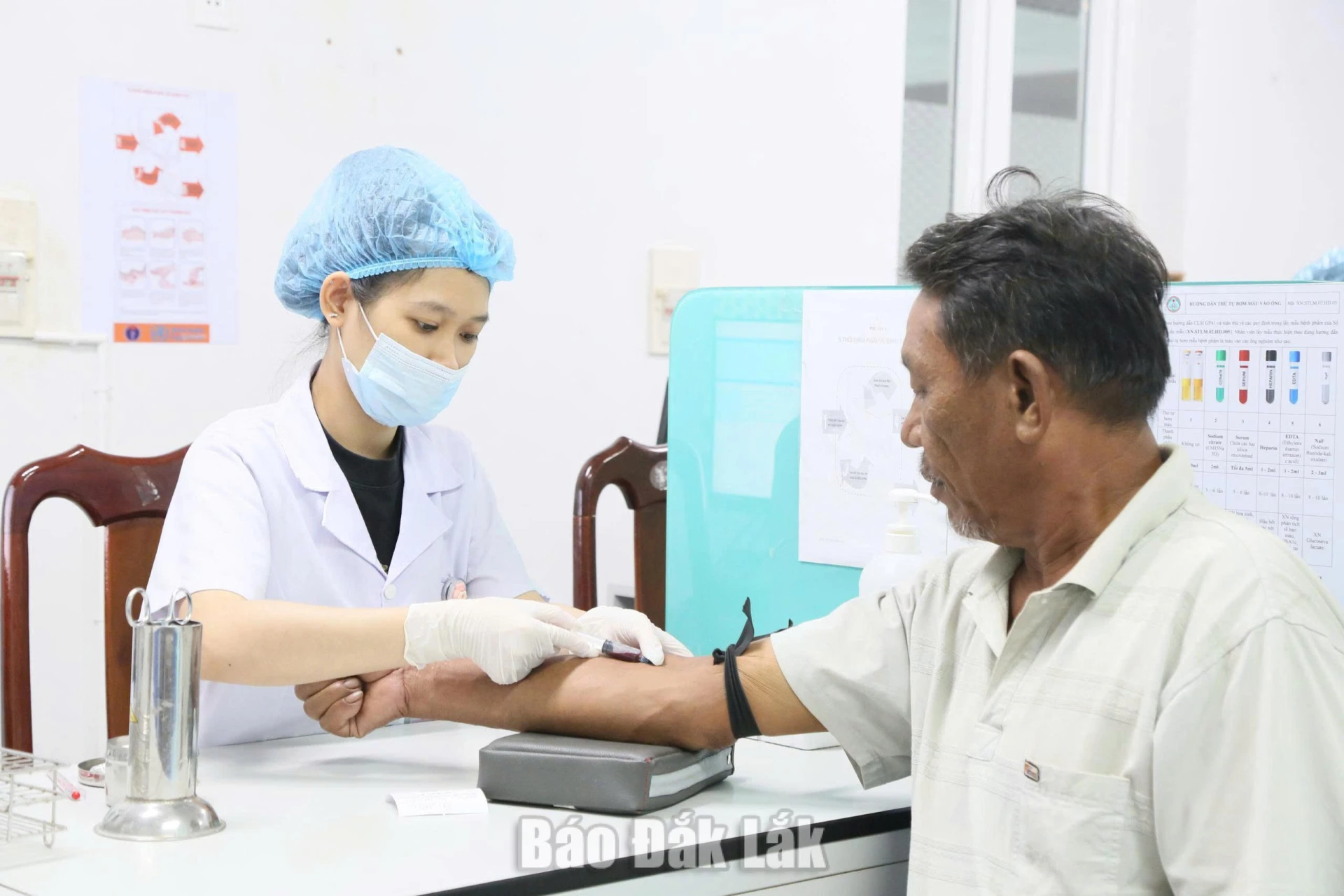 Mối nguy từ thói quen “tự chẩn đoán bệnh” 1 Người mắc bệnh nên đến cơ sở y tế để được thăm khám, chẩn đoán và điều trị,
không nên tự ý điều trị bệnh tại nhà. Ảnh: Bảo Trọng