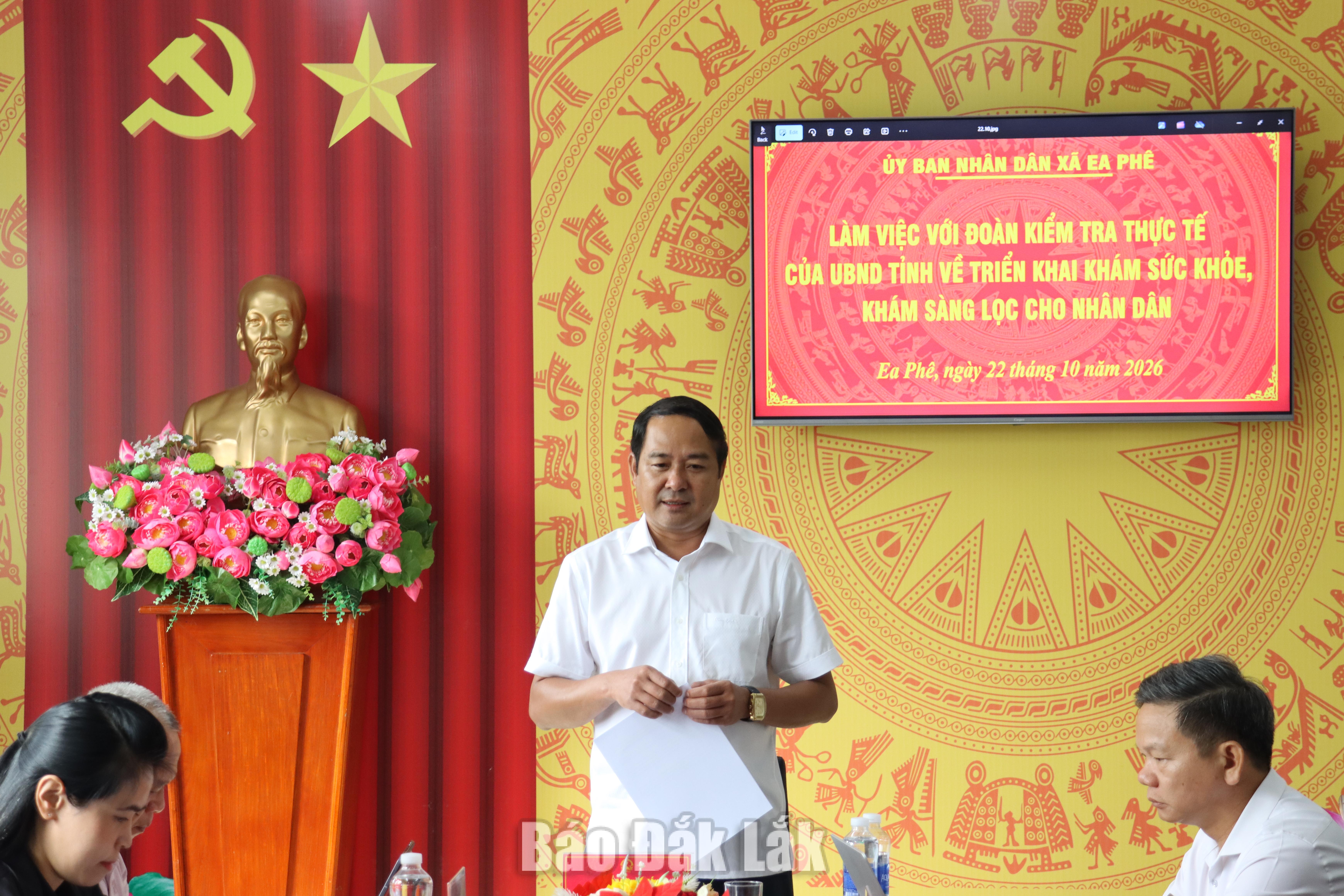 Phó Chủ tịch UBND tỉnh Y Nhuân Byă kiểm tra công tác khám sức khỏe toàn dân tại xã Ea Phê 2 Phó Chủ tịch UBND tỉnh Y Nhuân Byă phát biểu tại buổi làm việc.