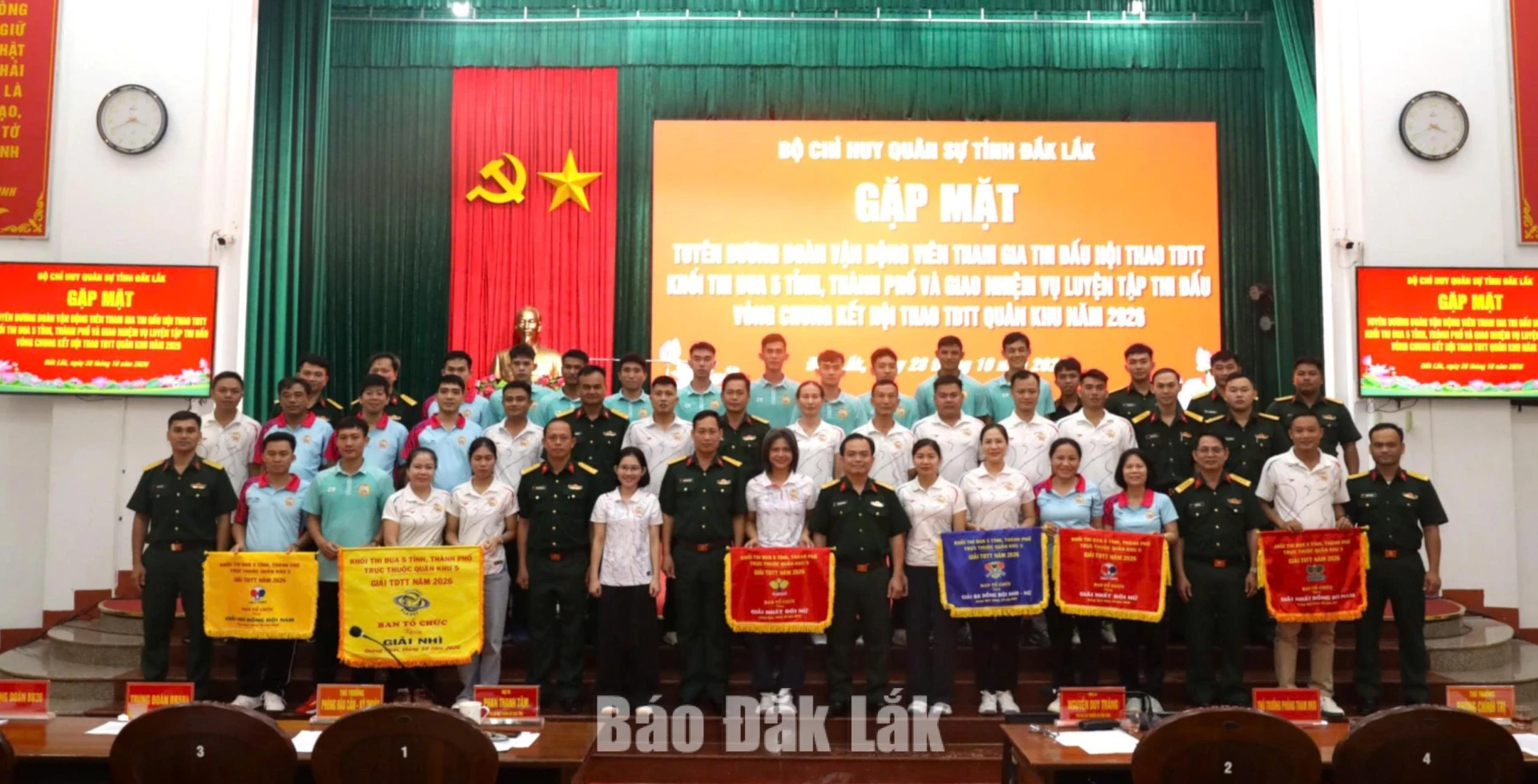 Các đại biểu chụp hình lưu niệm tại buổi gặp mặt.