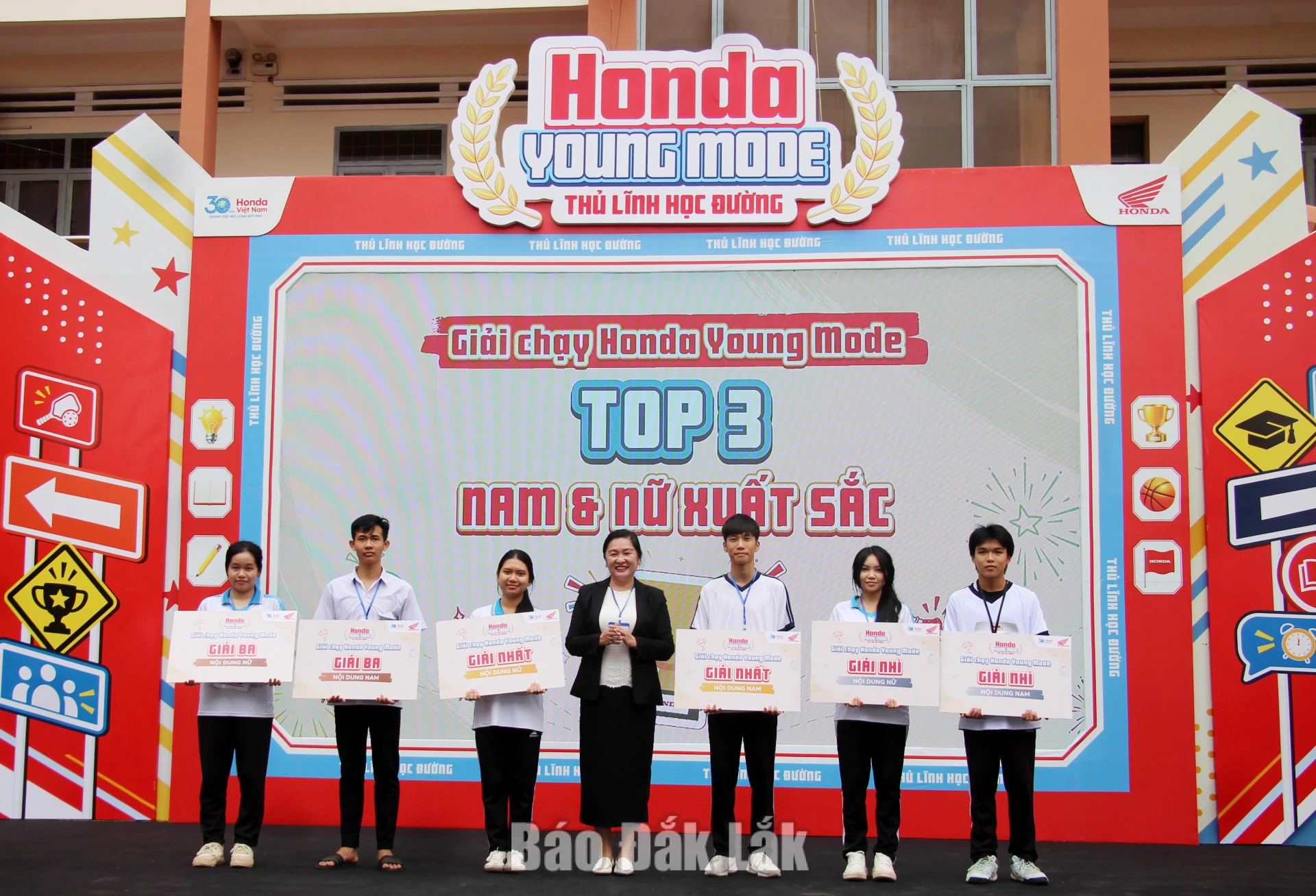 ThS. Trần Thị Minh Lý, Phó Hiệu trưởng Trường Cao đẳng Đắk Lắk trao giải cho các sinh viên đạt giải nhất, nhì, ba tham gia giải chạy vì cộng đồng.