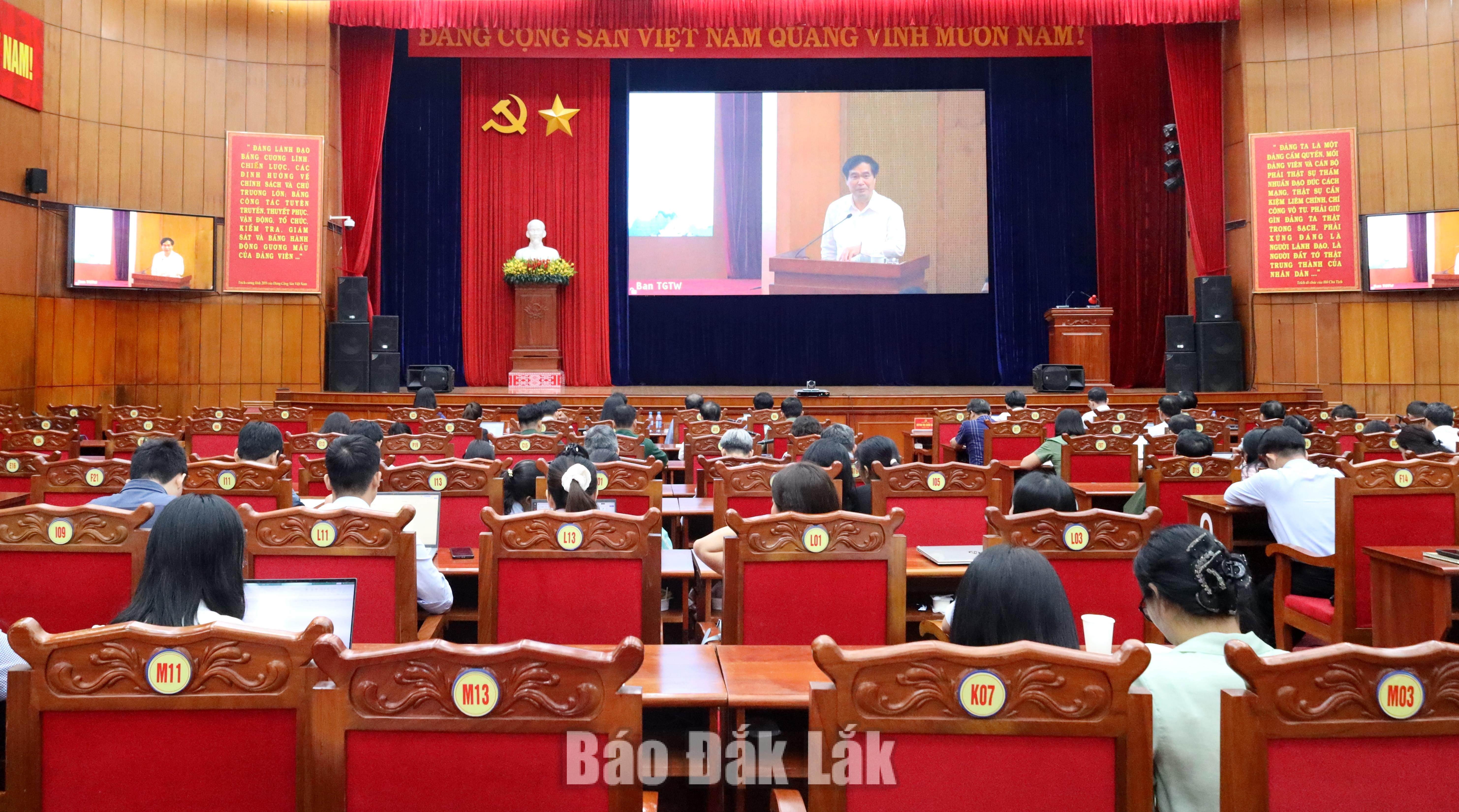 Phát động Cuộc thi trực tuyến “Tìm hiểu về Chuyển đổi số quốc gia” 3 Đại biểu điểm cầu tỉnh Đắk Lắk nghe phát biểu chỉ đạo, định hướng công tác tuyên truyền của Phó trưởng Ban Tuyên giáo Trung ương Phan Xuân Thủy.