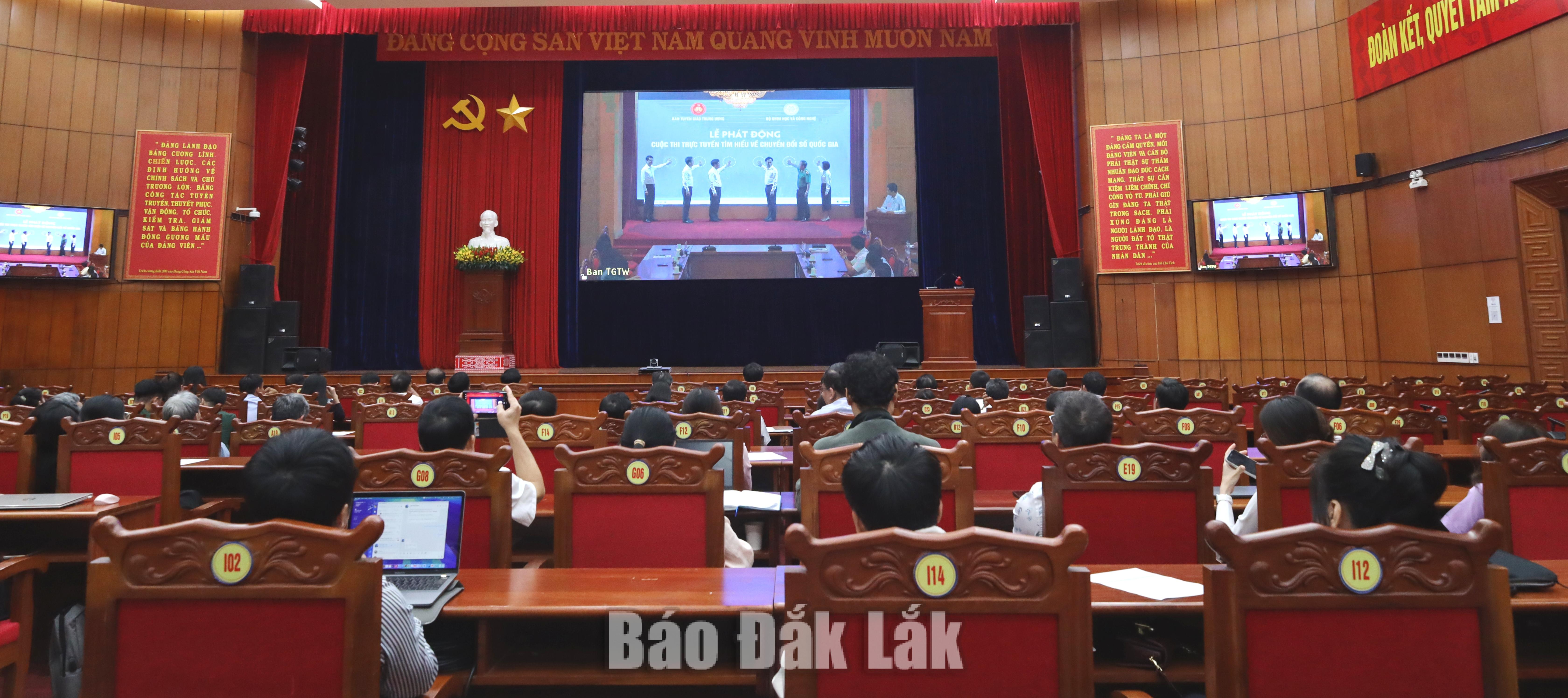 Phát động Cuộc thi trực tuyến “Tìm hiểu về Chuyển đổi số quốc gia” 4 Đại biểu điểm cầu tỉnh Đắk Lắk theo dõi Lễ phát động Cuộc thi trực tuyến “Tìm hiểu về Chuyển đổi số quốc gia”.