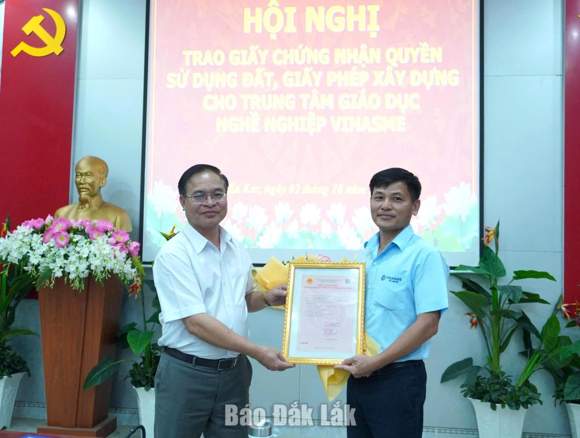 giấy chứng nhận quyền sử dụng đất, quyền sở hữu tài sản gắn liền với đất và bàn giao đất trên thực địa cho Trung tâm Giáo dục nghề nghiệp VINASME Tây Nguyên.