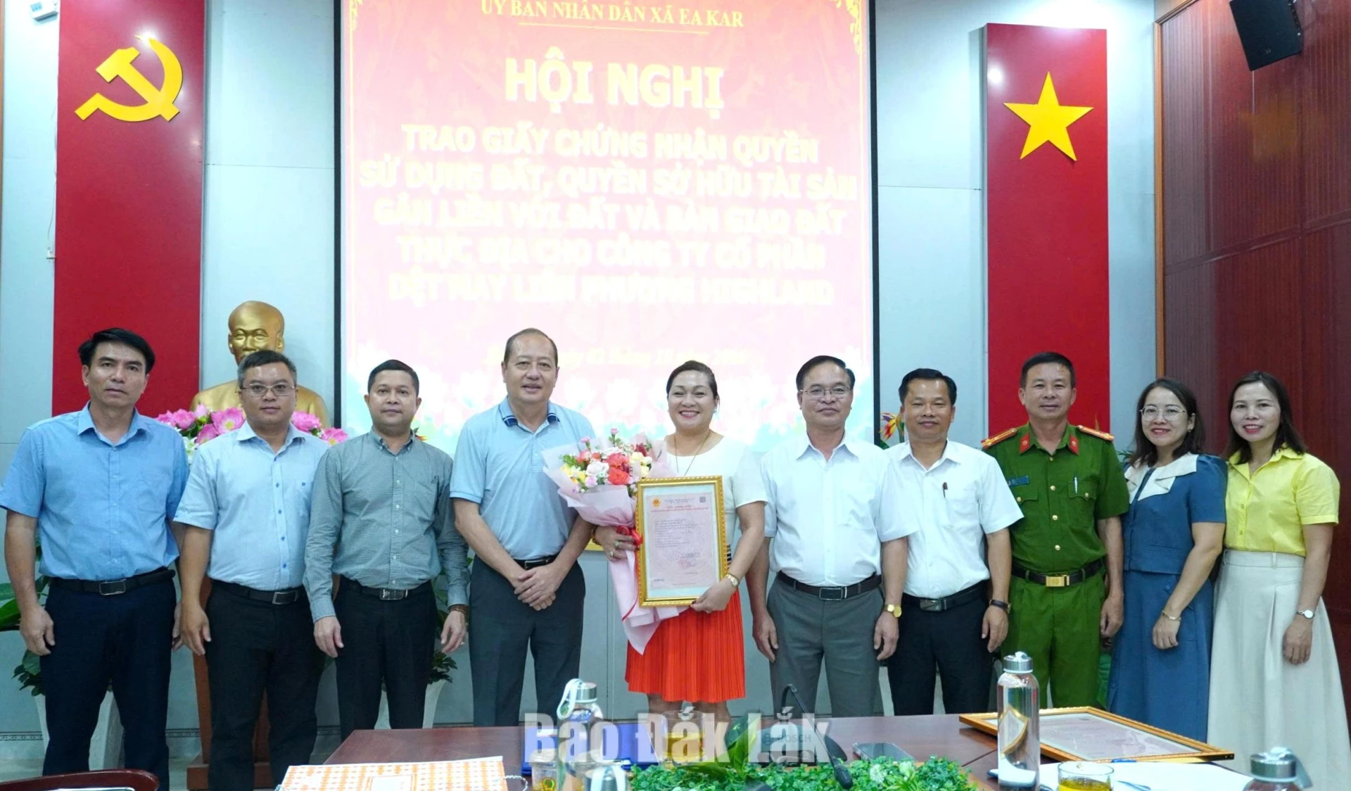 Lãnh đạo xã Ea Kar trao giấy chứng nhận quyền sử dụng đất, quyền sở hữu tài sản gắn liền với đất và bàn giao đất trên thực địa cho Công ty cổ phần Dệt May Liên Phương Highland.