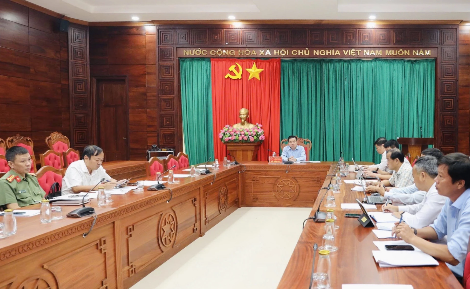 Tập trung xử lý các điểm nghẽn, khó khăn các công trình trọng điểm lĩnh vực công thương, xây dựng 1 Quang cảnh phiên họp tại điểm cầu tỉnh Đắk Lắk.