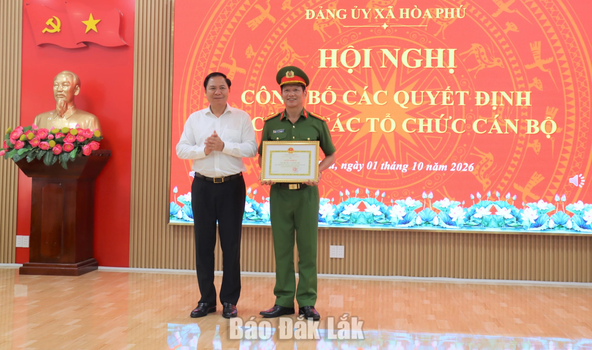 Bí thư Đảng ủy, Chủ tịch HĐND xã Hòa Phú Phạm Tiến Hưng tặng Giấy khen cho...