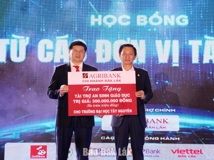 Đại học Tây Nguyên chào đón hơn 2.700 tân sinh viên 3 Đại diện Ngân hàng NN&PTNT Chi nhánh Đắk Lắk trao bảng tượng trưng 300 triệu đồng tài trợ an sinh giáo dục cho trường.