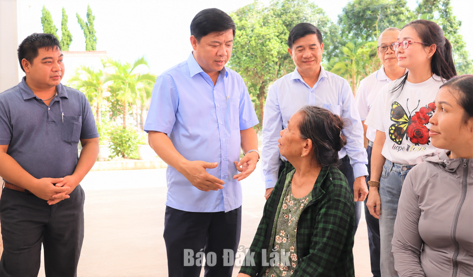 Hơn 83% người dân Đắk Lắk đã được khám sức khỏe định kỳ 1 Ủy viên Trung ương Đảng, Bí thư Tỉnh ủy, Trưởng đoàn ĐBQH tỉnh Lương Nguyễn Minh Triết thăm hỏi người cao tuổi tham gia khám sức khỏe định kỳ tại xã Ea Ktur.