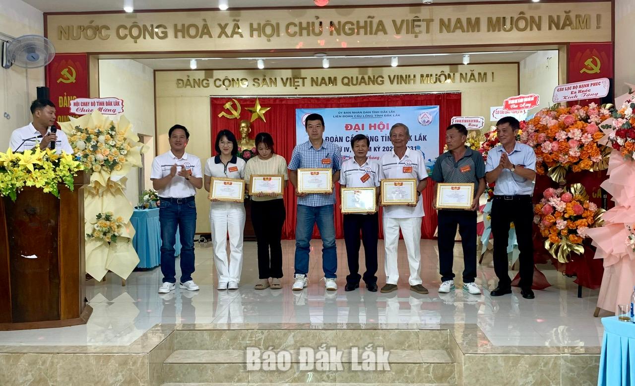 Các tập thể nhận giấy khen của Liên đoàn Cầu lông tỉnh.