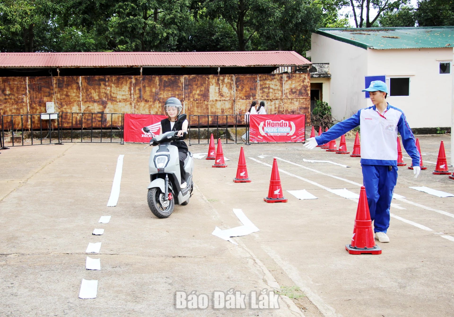 Sinh viên tham gia chương trình chạy thử xe máy điện. 
