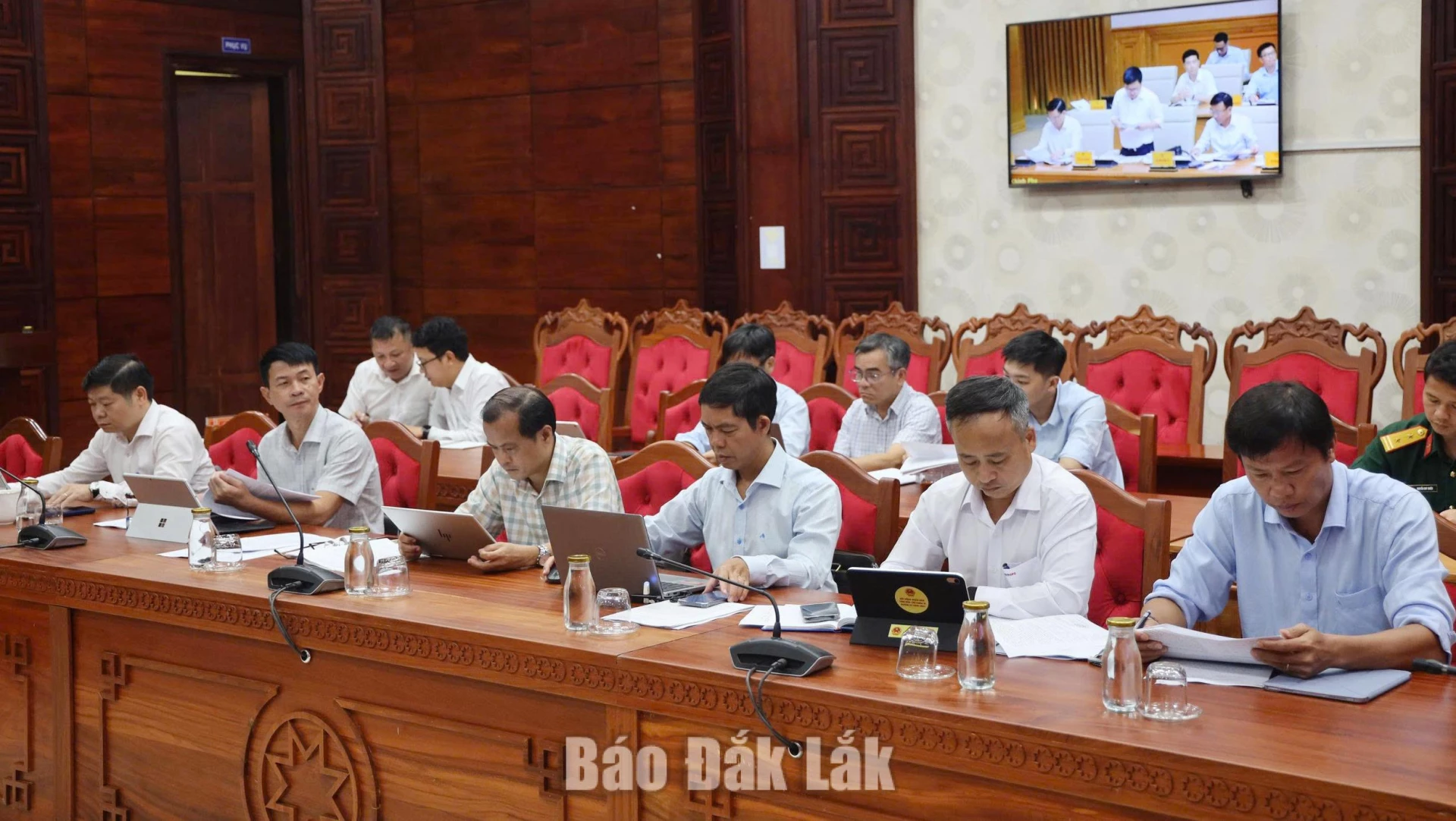 Tập trung xử lý các điểm nghẽn, khó khăn các công trình trọng điểm lĩnh vực công thương, xây dựng 2 Lãnh đạo các sở ngành dự họp tại điểm cầu tỉnh Đắk Lắk.
