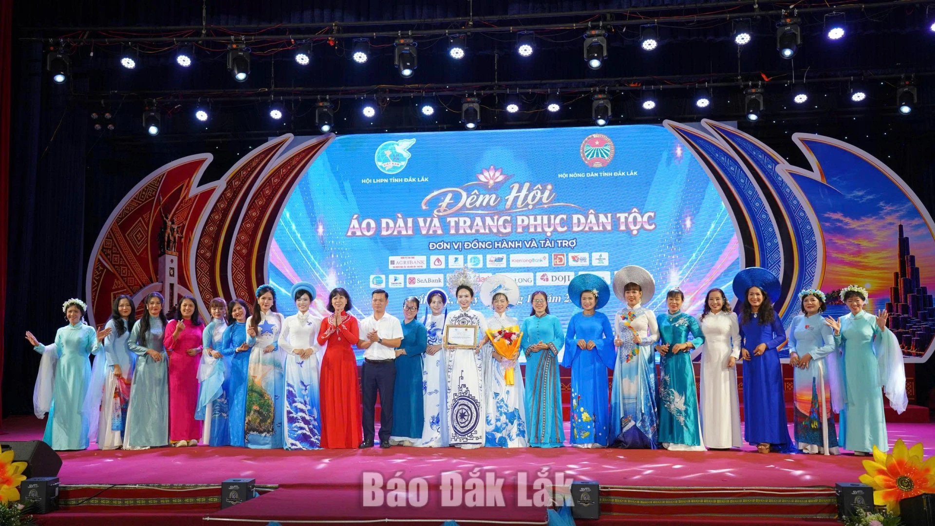Rực rỡ sắc màu văn hóa trong Đêm hội Áo dài và trang phục dân tộc 9 Ban tổ chức