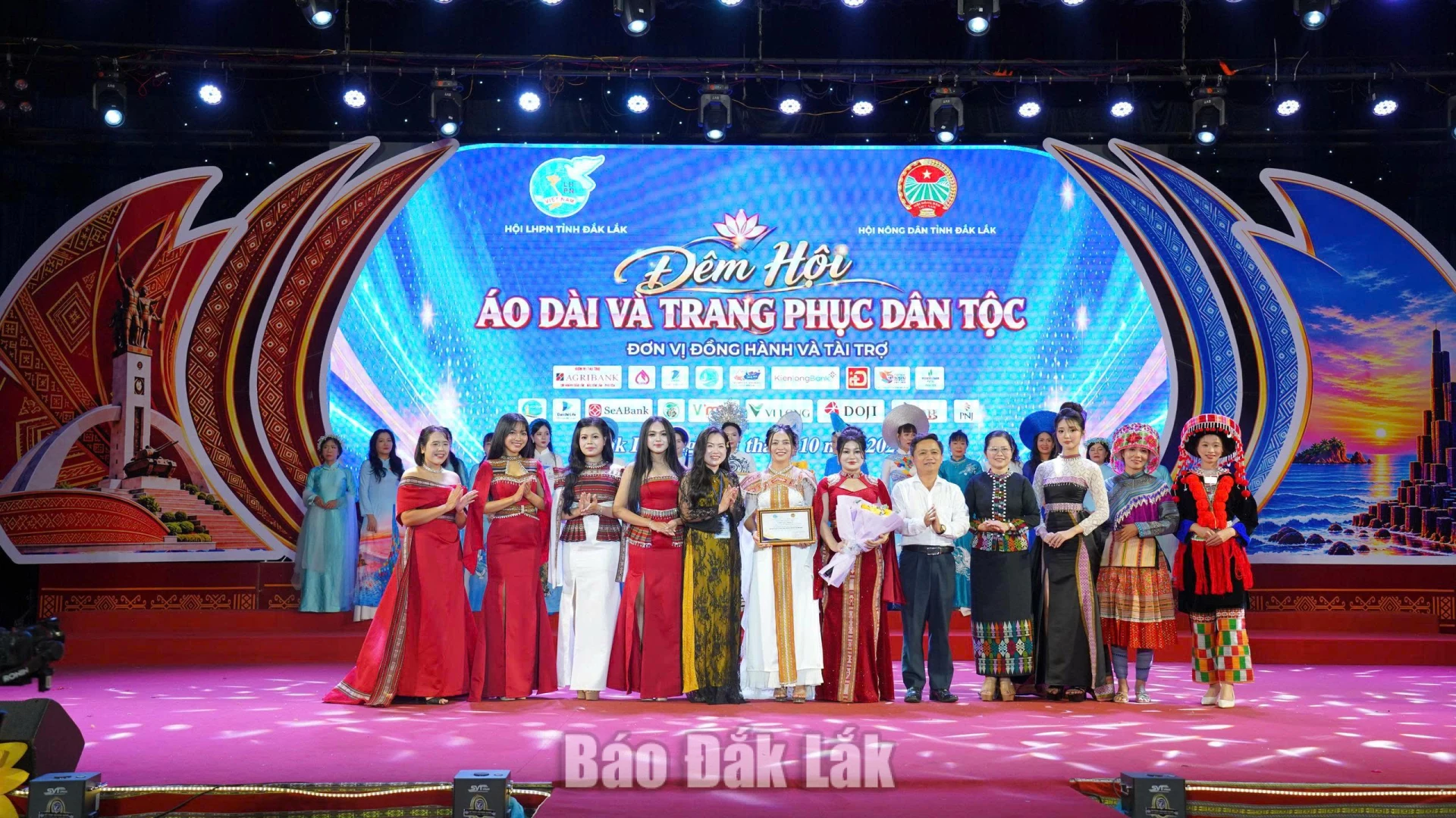 Rực rỡ sắc màu văn hóa trong Đêm hội Áo dài và trang phục dân tộc 8 trao giải
