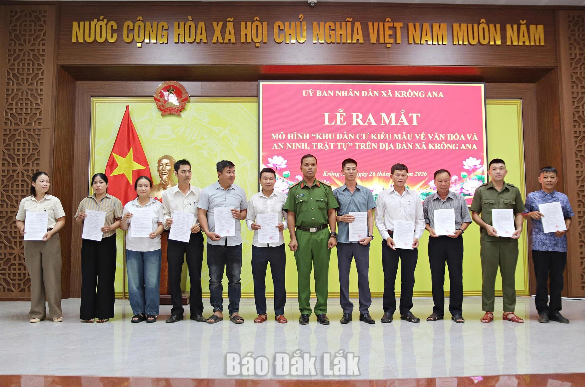 Đại diện lãnh đạo xã trao quyết định thành lập các Tổ thực hiện mô hình Khu dân cư kiểu mẫu về văn hóa và an ninh, trật tự.