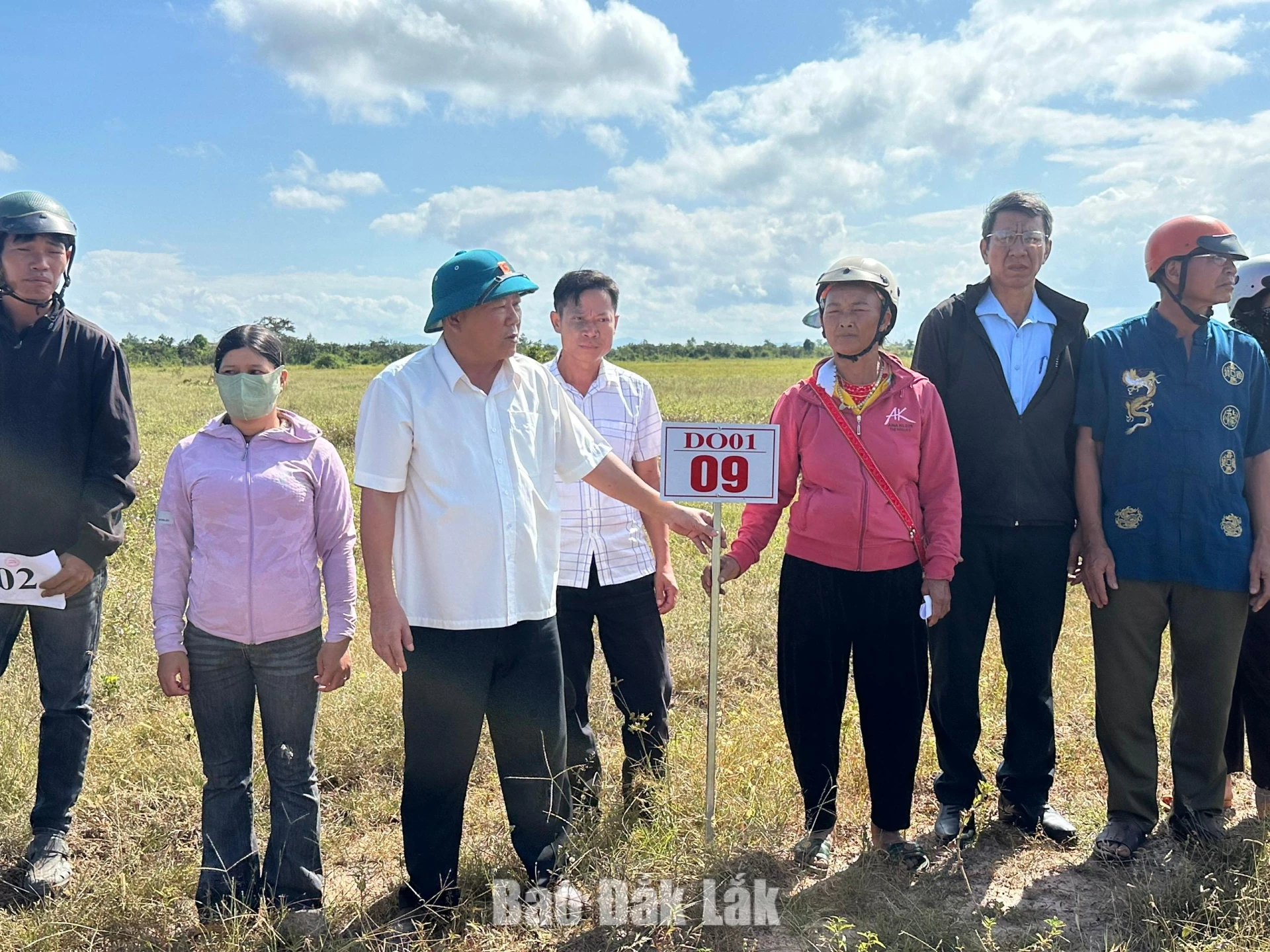 Giao đất cho các hộ dân trên thực địa. 