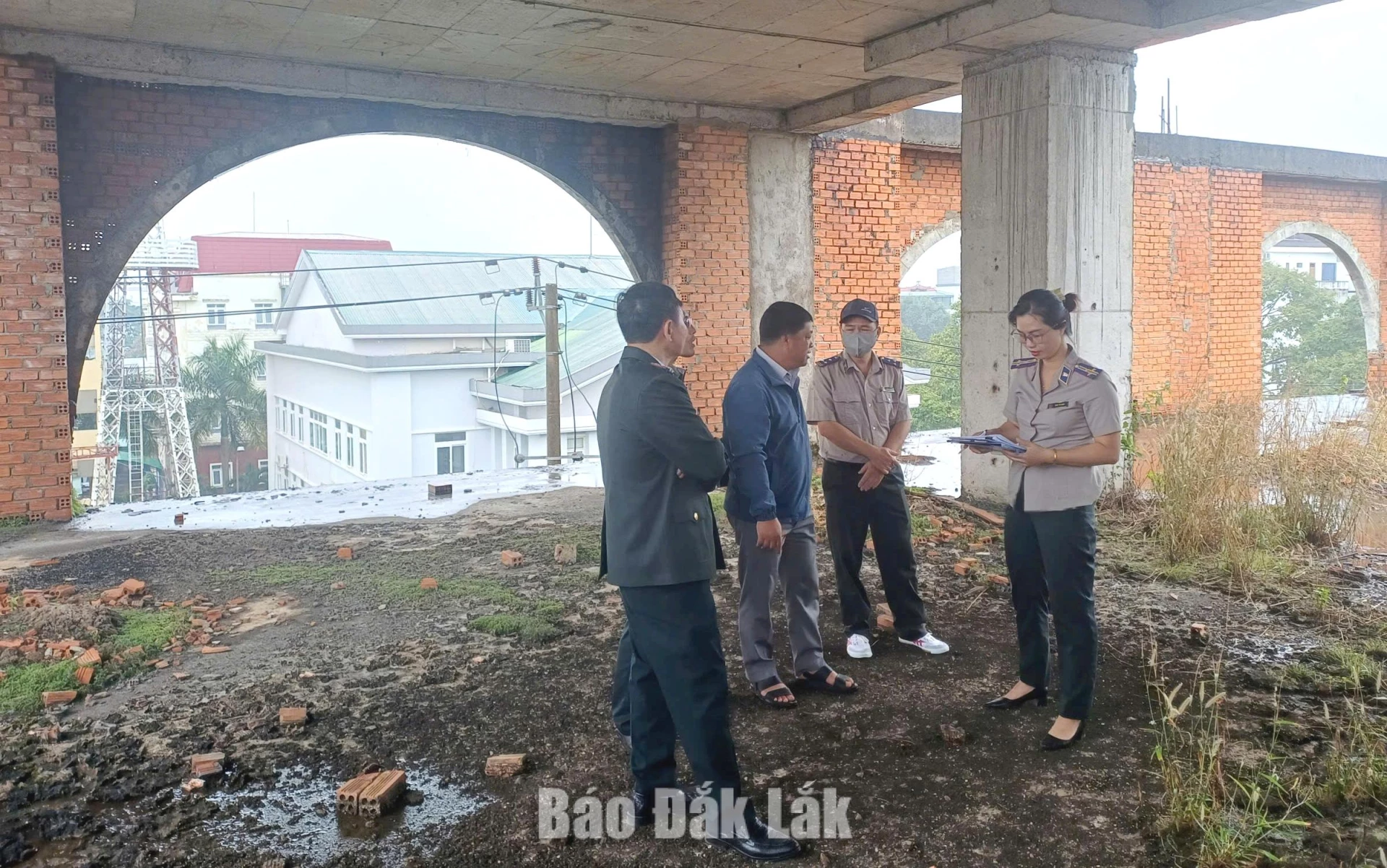 Chấp hành viên của THADS tỉnh tiến hành đo đạc, kê biên tài sản một vụ việc trên địa bàn phường Buôn Ma Thuột.