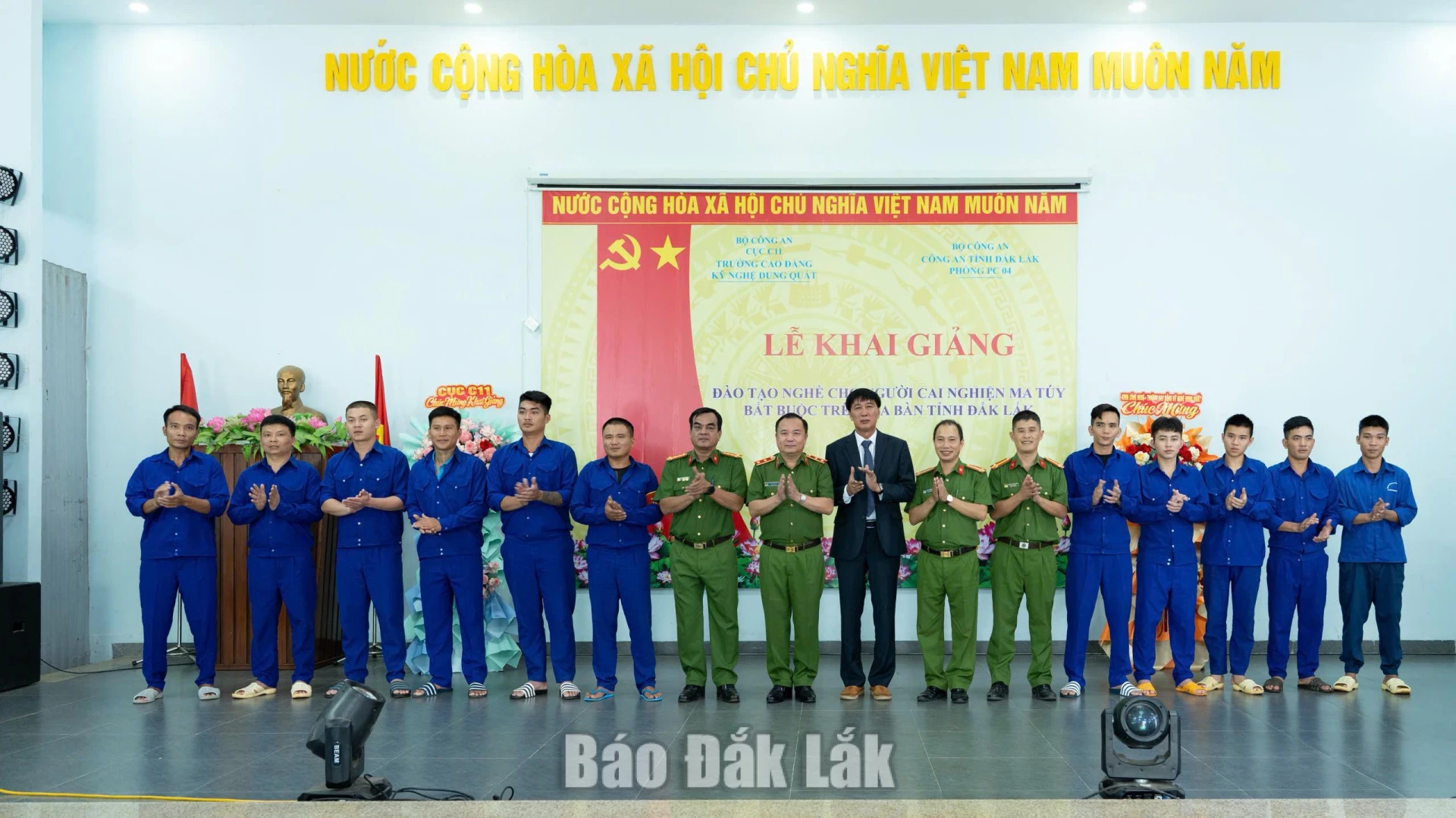 Khai giảng các lớp đào tạo nghề cho người cai nghiện ma túy 1 Các đại biểu và học viên tham dự lễ khai giảng.