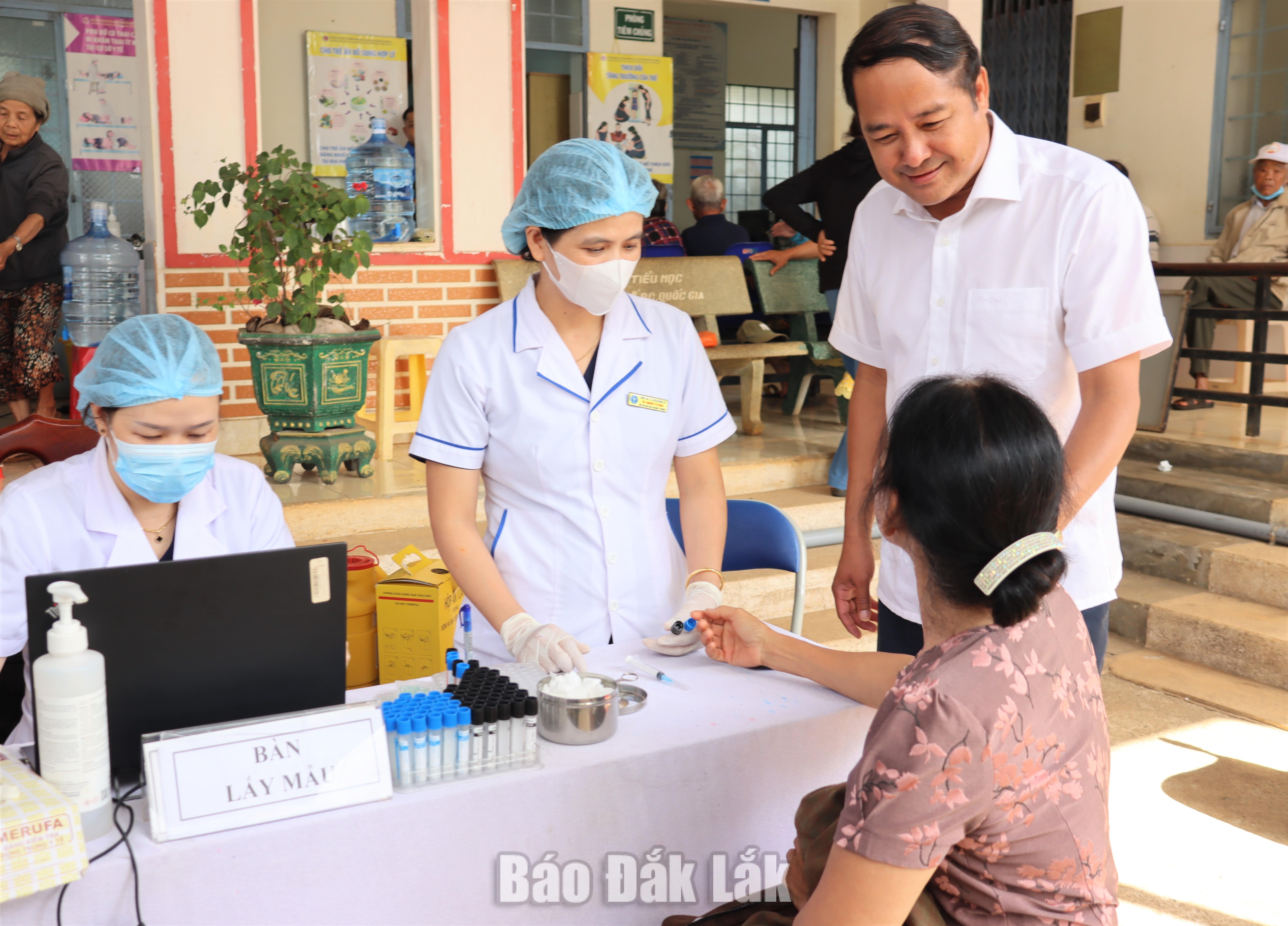 Phó Chủ tịch UBND tỉnh Y Nhuân Byă kiểm tra công tác khám sức khỏe toàn dân tại xã Ea Phê 4 Phó Chủ tịch UBND tỉnh Y Nhuân Byă thăm hỏi, động viên người cao tuổi tham gia khám sức khỏe định kỳ tại xã Ea Phê.