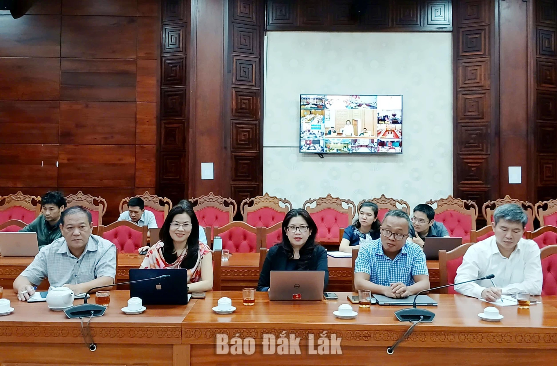đại diện các đơn vị tham dự hội nghị tại điêm cầu UBND tỉnh Đắk Lắk.
