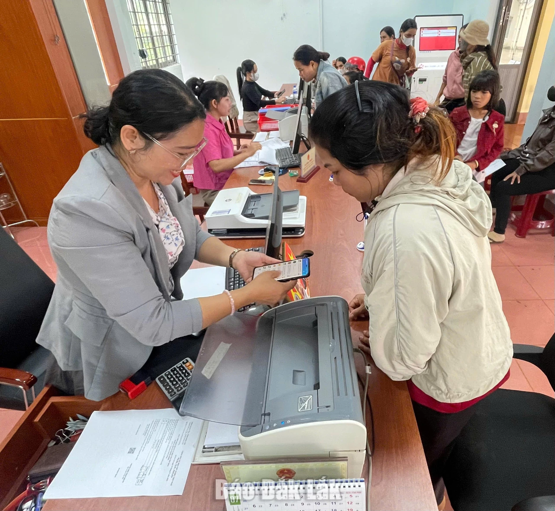 Người dân xã Ea Tul được hướng dẫn thực hiện các thao tác trên môi trường số. 