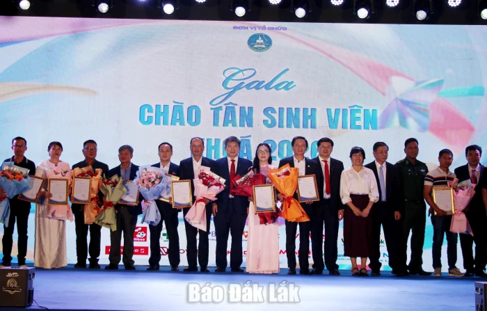 Đại học Tây Nguyên chào đón hơn 2.700 tân sinh viên 2 Lãnh đạo nhà trường tặng thư và hoa cảm ơn các đơn vị tài trợ tiền để nhà trường trao học bổng cho sinh viên.