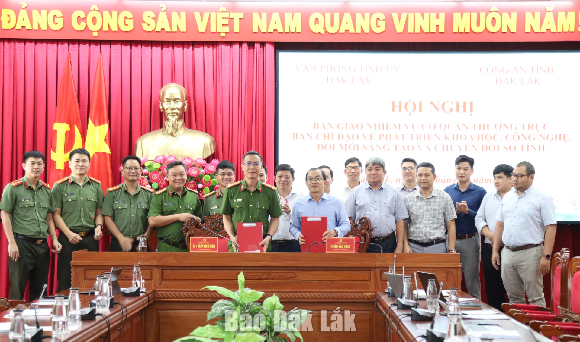 Đồng chí Huỳnh Văn Khoa, Phó Chánh Văn phòng Tỉnh ủy và Đại tá Trần Bình Hưng, Phó Giám đốc Công an tỉnh ký kết biên bản bàn giao nhiệm vụ Thường trực Ban Chỉ đạo 57.