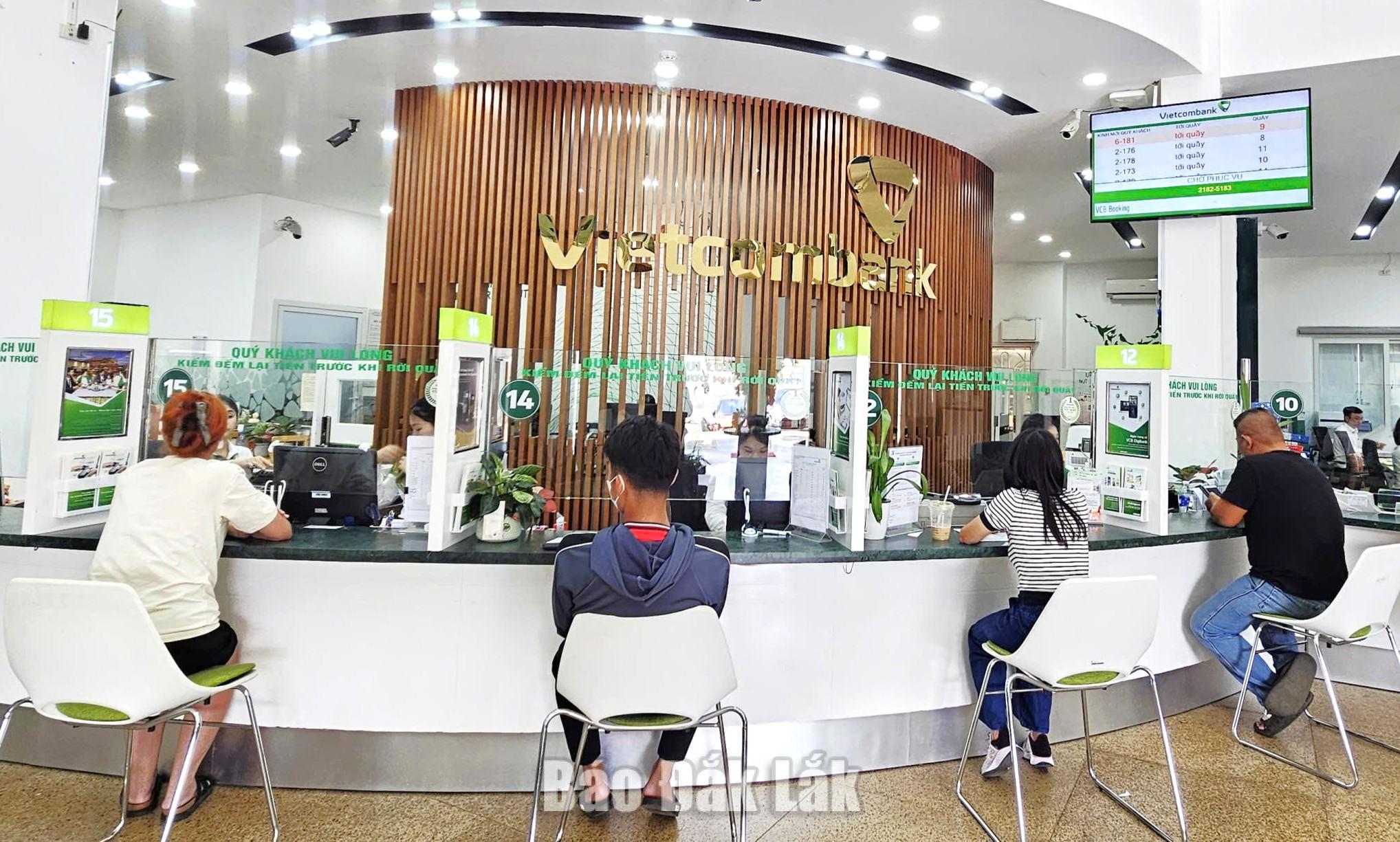 Tổng dư nợ cho vay nền kinh tế tăng 11,7% 1 Khách hàng đến giao dịch tại một ngân hà