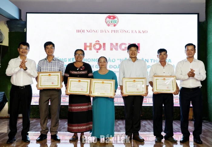 Giai đoạn 2021 - 2026, Ea Kao có hơn 3.000 lượt hộ nông dân sản xuất, kinh doanh giỏi 3 Lãnh đạo Hội Nông dân tỉnh và lãnh đạo Đảng ủy Phường Ea Kao trao giấy khen các tập thể có thành tích xuất sắc.