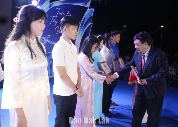 Đại học Tây Nguyên chào đón hơn 2.700 tân sinh viên 4 PGS.TS Lê Đức Niêm, Phó Hiệu trưởng Trường Đại học Tây Nguyên trao học bổng cho sinh viên nhà trường.