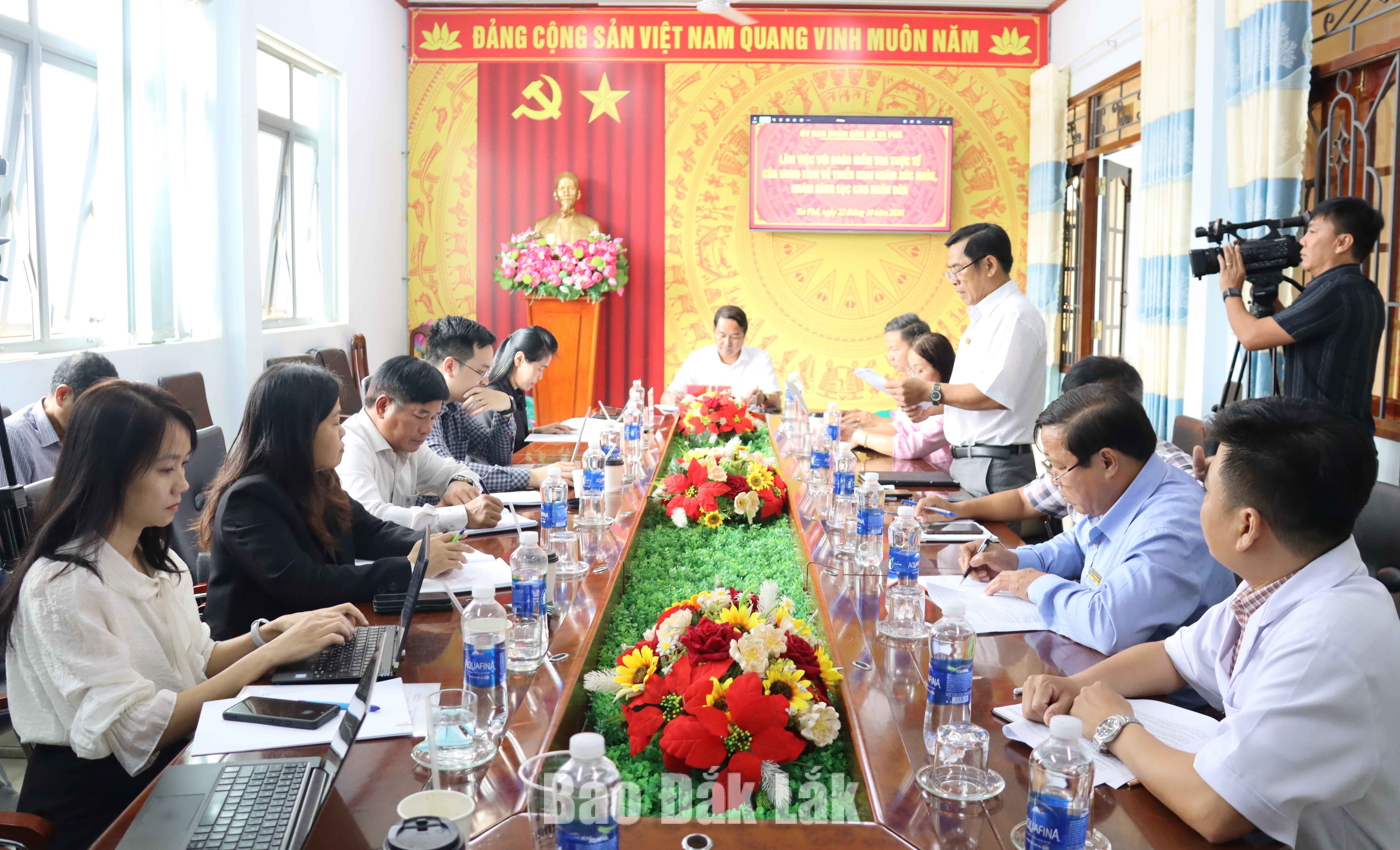 Phó Chủ tịch UBND tỉnh Y Nhuân Byă kiểm tra công tác khám sức khỏe toàn dân tại xã Ea Phê 1 Đại biểu tham dự tại buổi làm việc.