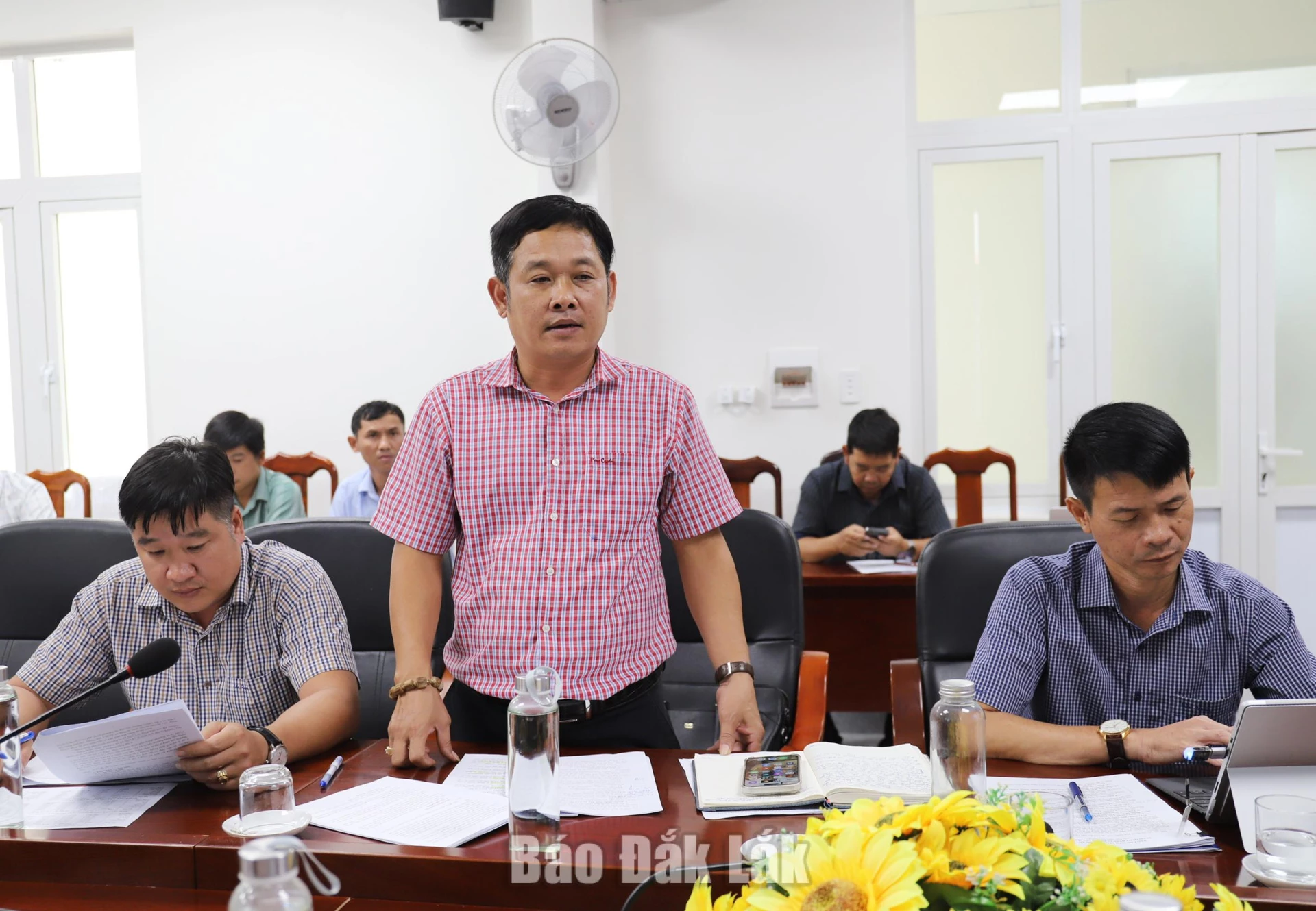 Đôn đốc giải ngân vốn đầu tư công, tháo gỡ vướng mắc các dự án tại Liên Sơn Lắk 3 Giám đốc Ban Ea Kar Trần Đình Toản báo cáo tiến độ triển khai các dự án trên địa bàn xã Liên Sơn Lắk.