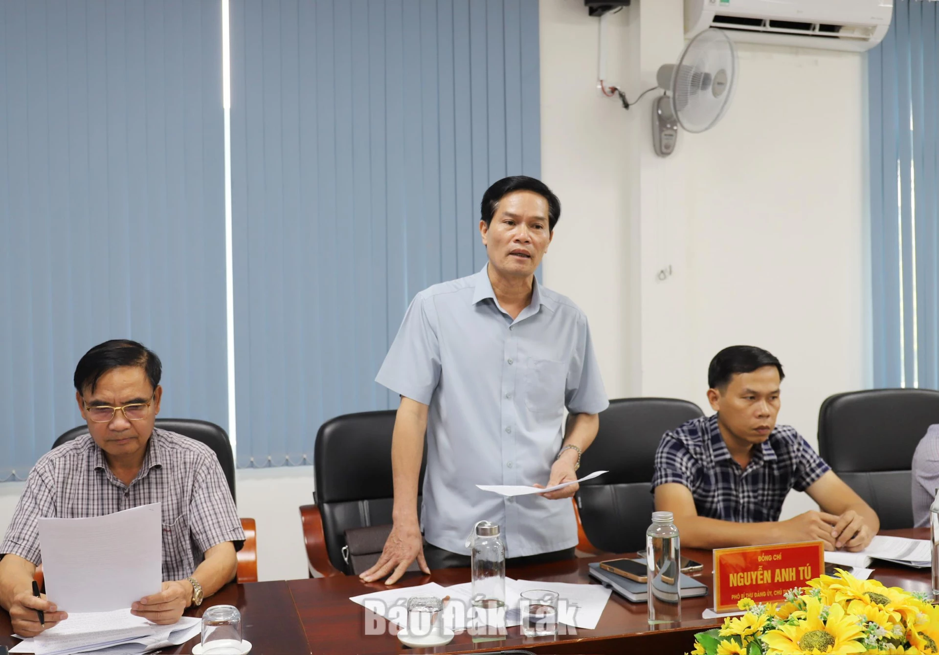 Đôn đốc giải ngân vốn đầu tư công, tháo gỡ vướng mắc các dự án tại Liên Sơn Lắk 2 ông Nguyễn Anh Tú, Chủ tịch UBND xã Liên Sơn Lắk báo cáo tiến độ giải phóng mặt bằng các dự án.